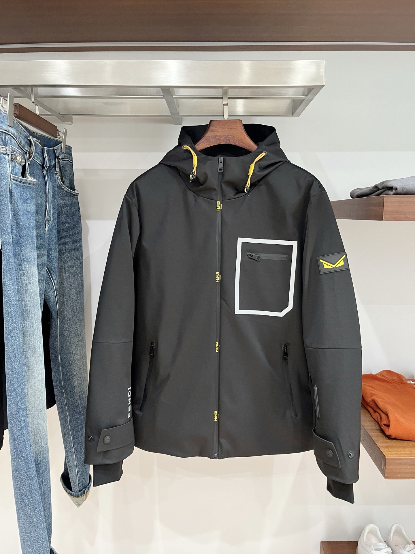 NO:573166,Fendi, the latest 2025 men's lightweight down jacket, the fabric is soft and comfortable.  The upper body shape is awesome.  zipper.  The accessories are all custom-supplied and imported fabrics, which are light and comfortable, warm and stylish, simple and elegant!  Lightweight and warm, the best choice to keep out the cold in autumn and winter. Size M-3XL,,fendi,jackets & coats,jackets & coats,down jacket,alexander wang19860909芬迪、2025最新款男士轻薄羽绒夹克外套、面料柔软舒适 ．上身版型超赞 ．拉链．辅料都是客供 、进口面料,轻便舒适,保暖有型、简单大方款式！轻便保暖、秋冬御寒的最佳选择 码数M-3XL,,fendi,jackets & coats,jackets & coats,down jacket,alexander wang,Men's clothing