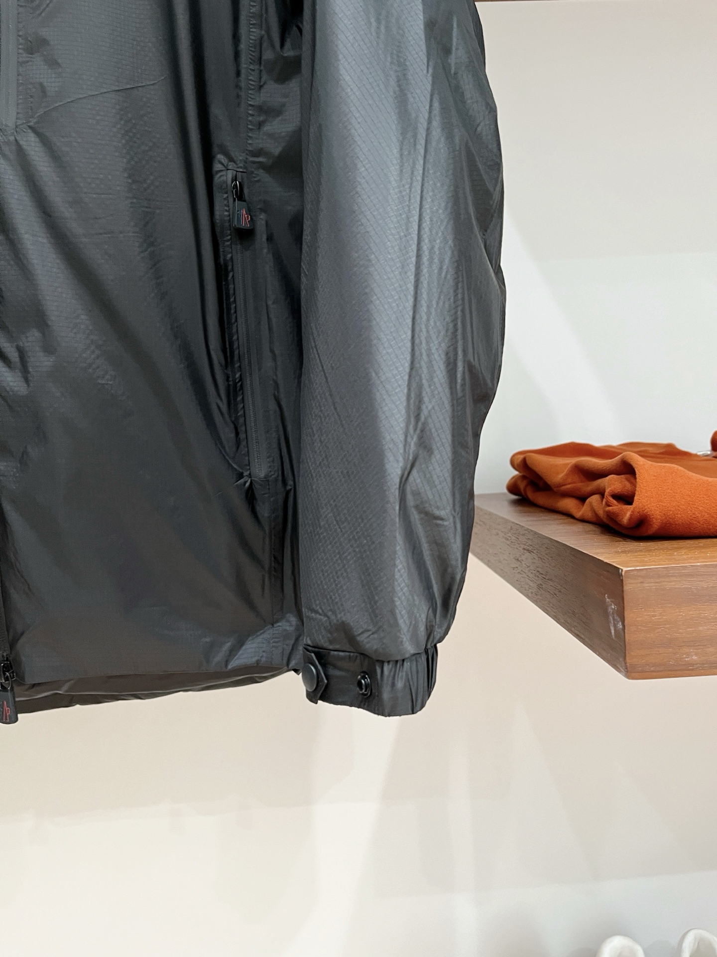 蒙口、2025最新款男士轻薄羽绒夹克外套、面料柔软舒适 ．上身版型超赞 ．拉链．辅料都是客供 、进口面料