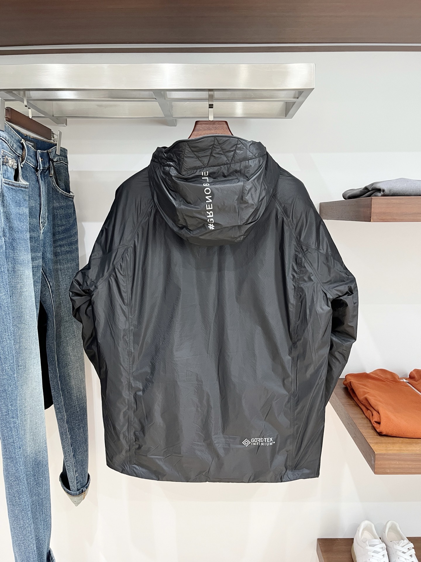 蒙口、2025最新款男士轻薄羽绒夹克外套、面料柔软舒适 ．上身版型超赞 ．拉链．辅料都是客供 、进口面料