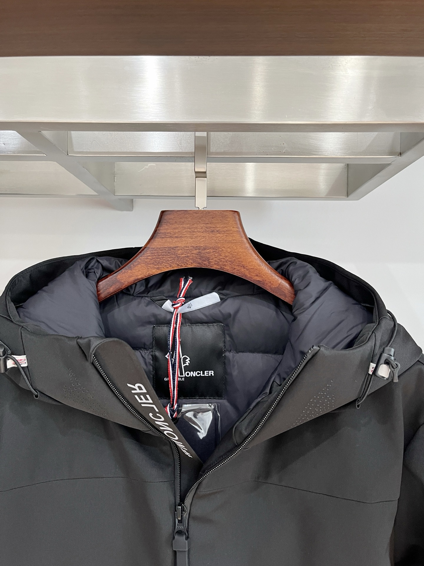 蒙口、2025最新款男士轻薄羽绒夹克外套、面料柔软舒适 ．上身版型超赞 ．拉链．辅料都是客供 、进口面料