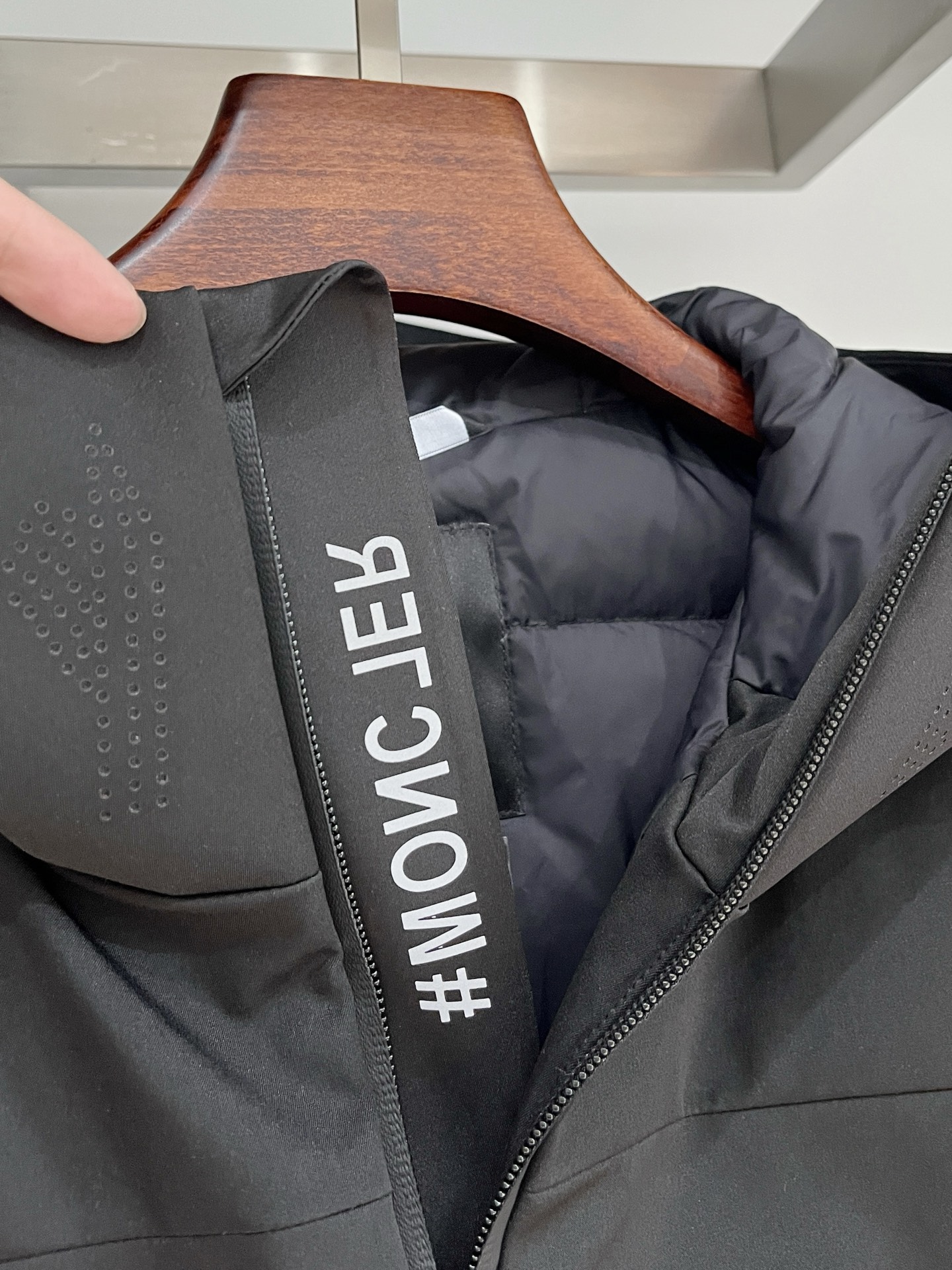 蒙口、2025最新款男士轻薄羽绒夹克外套、面料柔软舒适 ．上身版型超赞 ．拉链．辅料都是客供 、进口面料