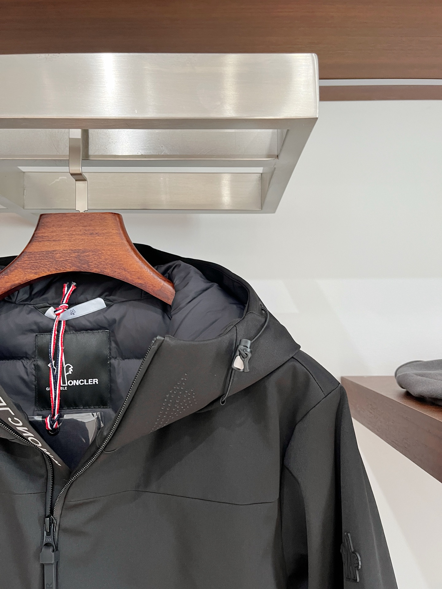 蒙口、2025最新款男士轻薄羽绒夹克外套、面料柔软舒适 ．上身版型超赞 ．拉链．辅料都是客供 、进口面料