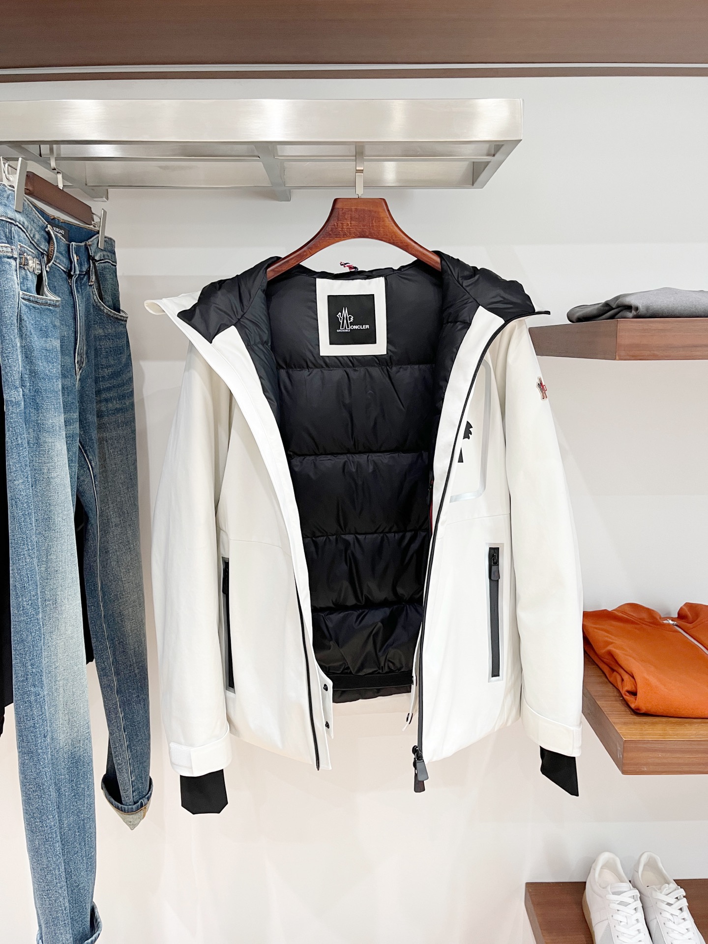 蒙口、2025最新款男士轻薄羽绒夹克外套、面料柔软舒适 ．上身版型超赞 ．拉链．辅料都是客供 、进口面料