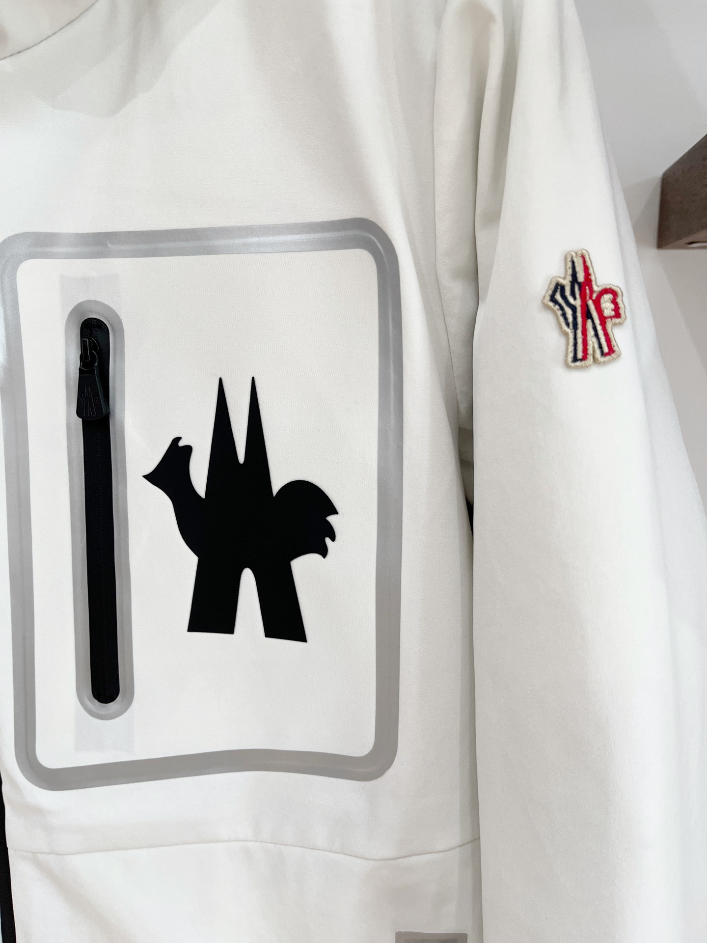 蒙口、2025最新款男士轻薄羽绒夹克外套、面料柔软舒适 ．上身版型超赞 ．拉链．辅料都是客供 、进口面料