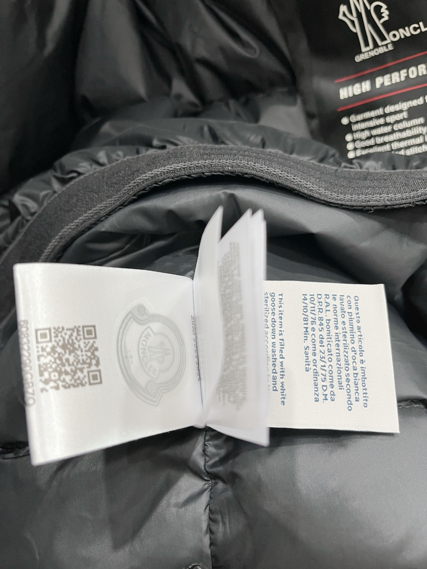 蒙口、2025最新款男士轻薄羽绒夹克外套、面料柔软舒适 ．上身版型超赞 ．拉链．辅料都是客供 、进口面料