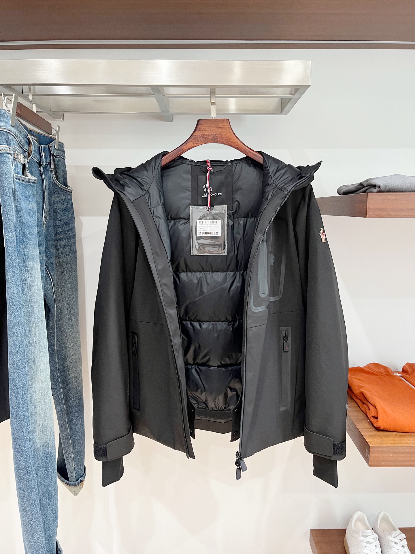 蒙口、2025最新款男士轻薄羽绒夹克外套、面料柔软舒适 ．上身版型超赞 ．拉链．辅料都是客供 、进口面料