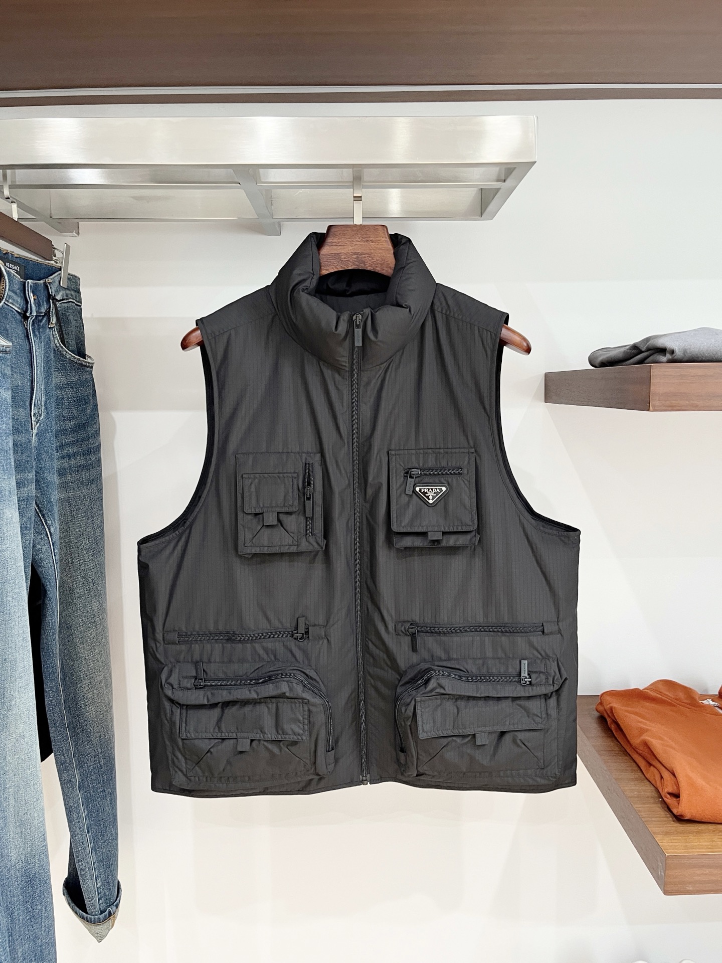 NO:573151,Prada, the latest 2025 men's down vest jacket, the fabric is soft and comfortable.  The upper body shape is awesome.  zipper.  The accessories are all custom-supplied and imported fabrics, which are light and comfortable, warm and stylish, simple and elegant!  Lightweight and warm, the best choice to keep out the cold in autumn and winter. Size M-3XL, prada, jackets & coats, down jacket, alexander wang19860909普拉达、2025最新款男士羽绒马甲外套、面料柔软舒适 ．上身版型超赞 ．拉链．辅料都是客供 、进口面料,轻便舒适,保暖有型、简单大方款式！轻便保暖、秋冬御寒的最佳选择 码数M-3XL,,prada,jackets & coats,down jacket,alexander wang,Men's clothing