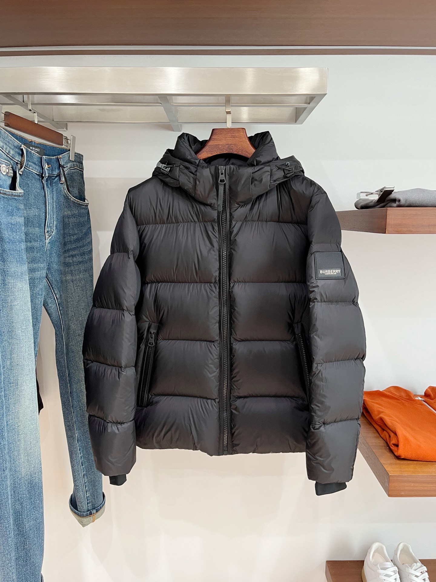 NO:573154,Burberry, the latest 2025 men's lightweight down jacket, the fabric is soft and comfortable.  The upper body shape is awesome.  zipper.  The accessories are all custom-supplied and imported fabrics, which are light and comfortable, warm and stylish, simple and elegant!  Lightweight and warm, the best choice to keep out the cold in autumn and winter. Size M-3XL,,burberry,jackets & coats,jackets & coats,down jacket,alexander wang19860909巴宝莉、2025最新款男士轻薄羽绒夹克外套、面料柔软舒适 ．上身版型超赞 ．拉链．辅料都是客供 、进口面料,轻便舒适,保暖有型、简单大方款式！轻便保暖、秋冬御寒的最佳选择 码数M-3XL,,burberry,jackets & coats,jackets & coats,down jacket,alexander wang,Men's clothing