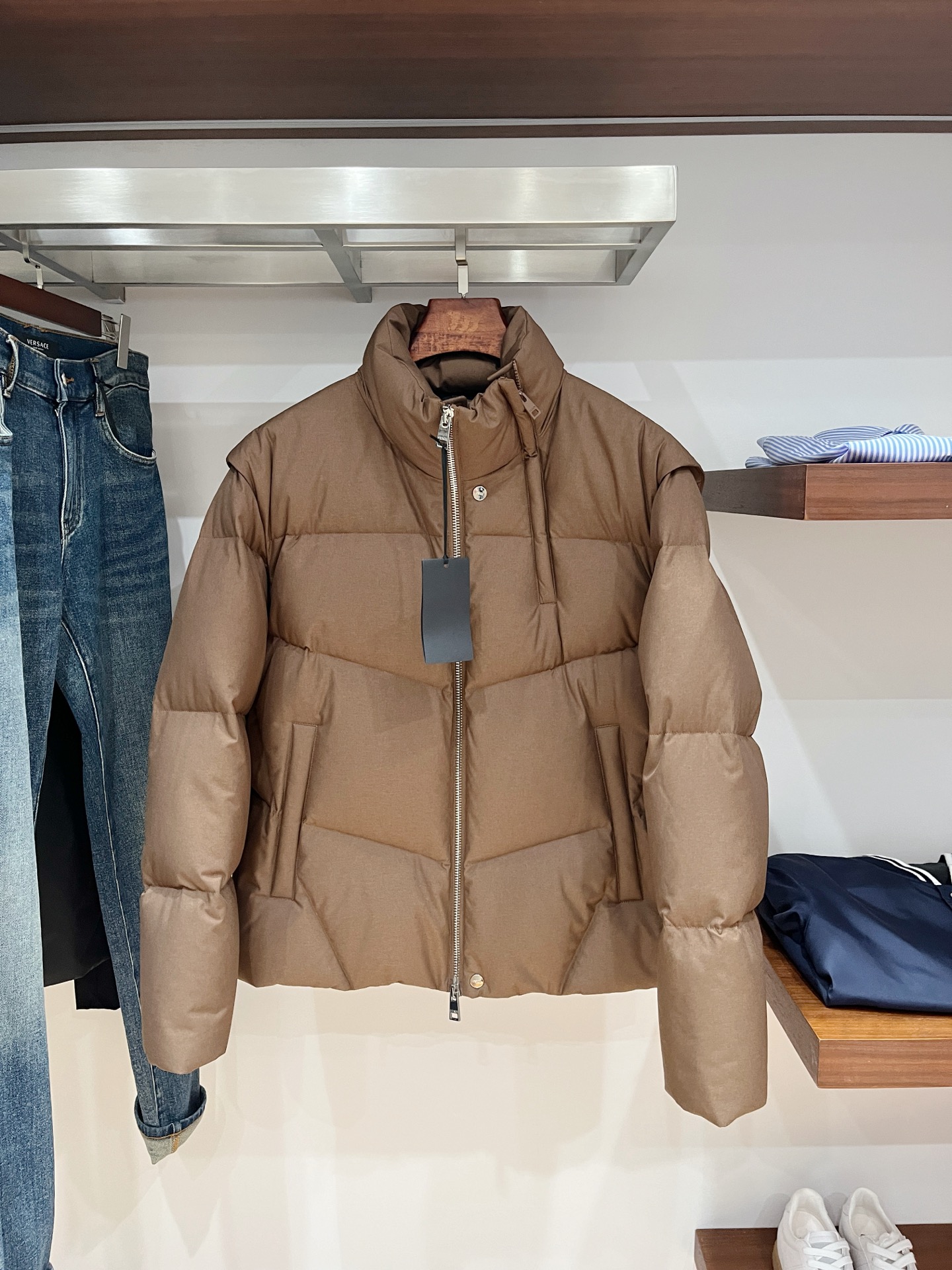 NO:573157,Fendi, the latest 2025 men's lightweight down jacket, the fabric is soft and comfortable.  The upper body shape is awesome.  zipper.  The accessories are all custom-supplied and imported fabrics, which are light and comfortable, warm and stylish, simple and elegant!  Lightweight and warm, the best choice to keep out the cold in autumn and winter. Size M-3XL,,fendi,jackets & coats,jackets & coats,down jacket,alexander wang19860909芬迪、2025最新款男士轻薄羽绒夹克外套、面料柔软舒适 ．上身版型超赞 ．拉链．辅料都是客供 、进口面料,轻便舒适,保暖有型、简单大方款式！轻便保暖、秋冬御寒的最佳选择 码数M-3XL,,fendi,jackets & coats,jackets & coats,down jacket,alexander wang,Men's clothing