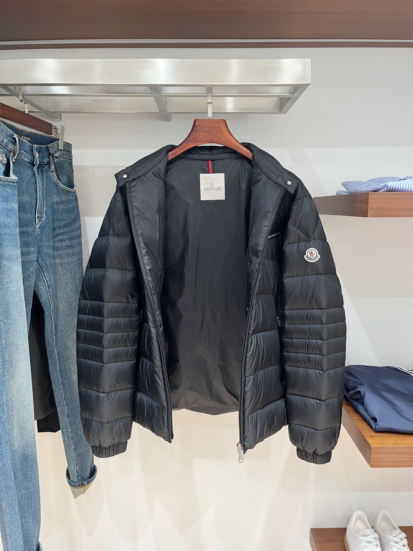 蒙口、2025最新款男士轻薄羽绒夹克外套、面料柔软舒适 ．上身版型超赞 ．拉链．辅料都是客供 、进口面料