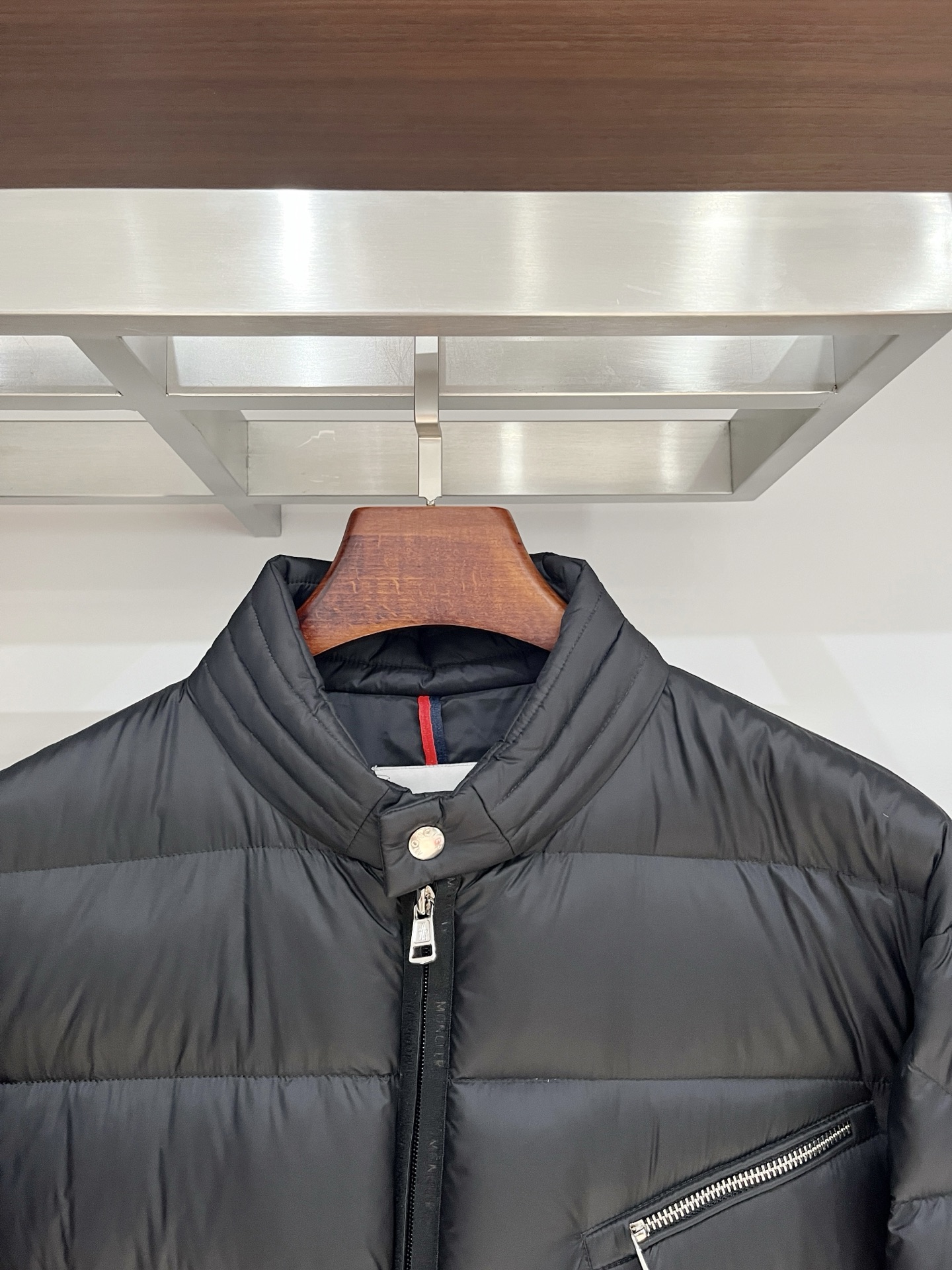 蒙口、2025最新款男士轻薄羽绒夹克外套、面料柔软舒适 ．上身版型超赞 ．拉链．辅料都是客供 、进口面料