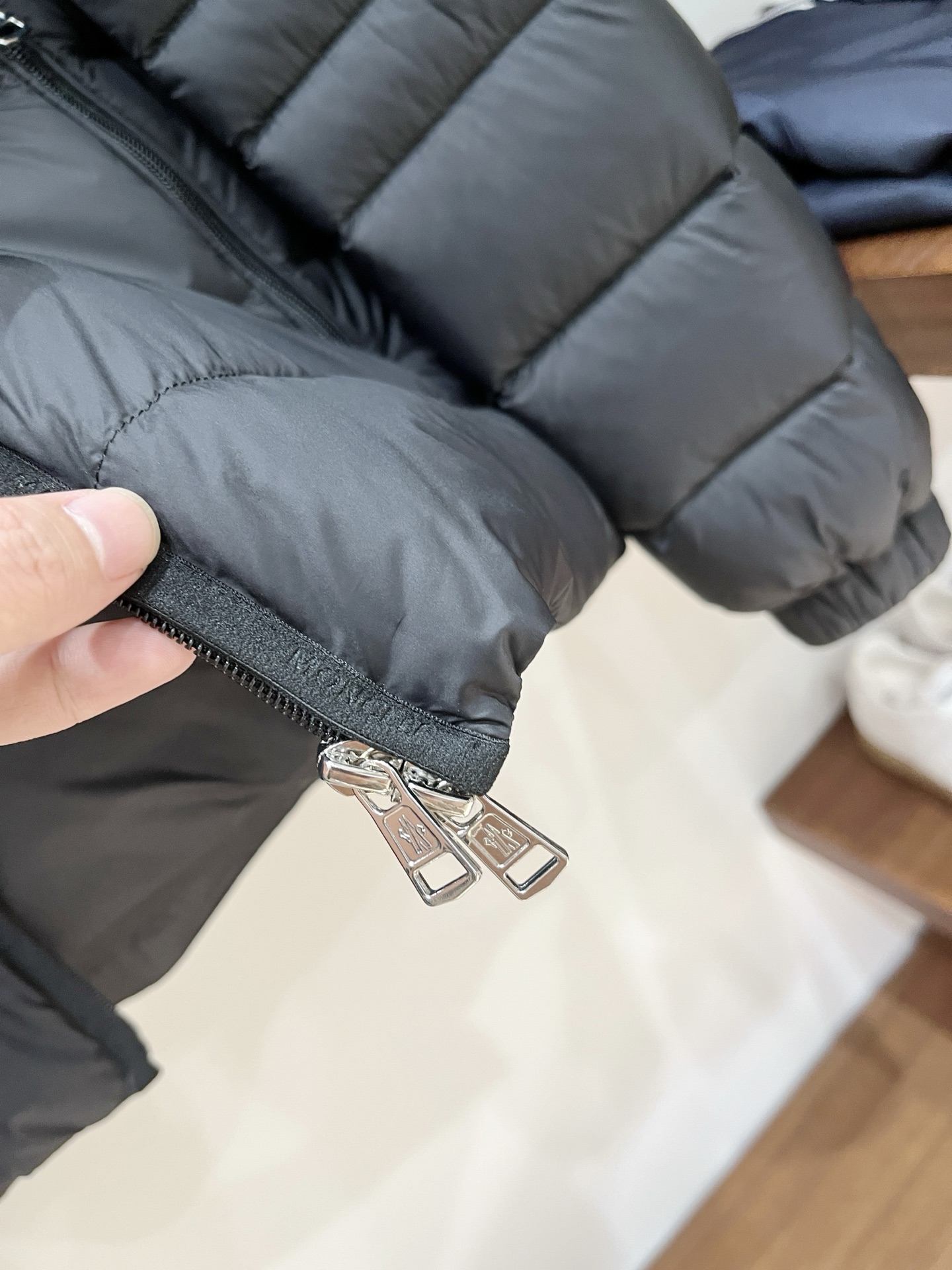 蒙口、2025最新款男士轻薄羽绒夹克外套、面料柔软舒适 ．上身版型超赞 ．拉链．辅料都是客供 、进口面料