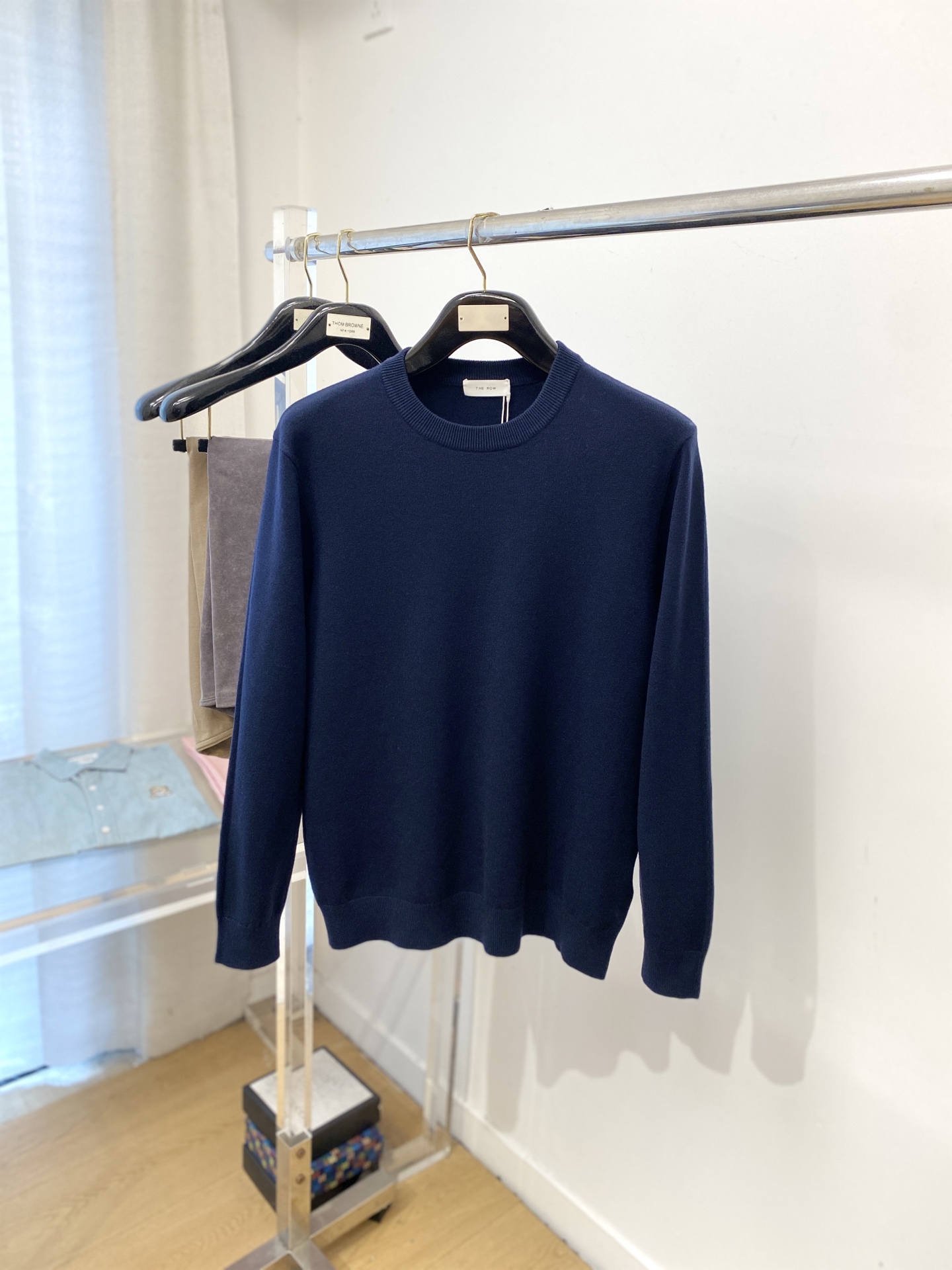 NO:572128,THE ROW, 2025 new woolen sweater has a delicate and soft feel that can be directly contacted with the skin, allowing the warm yarn to change into a delicate texture. The top-notch craftsmanship is very distinctive and colorful, and the style is simple, elegant and exquisite. The three-dimensional tailoring design makes the entire sweater upper body full of youthful vitality and vitality. It is recommended to be a must-have for autumn and winter. Sizes M-3XL, sweaters, alexander wang19860909THE ROW、2025新品羊毛衣 具有手感细腻柔软,可直接与肌肤接触,让暖心的纱线变化出细腻的质感,顶级工艺极具特色出彩,款式简约大方精美 立体剪裁的版型设计,让整款毛衣上身尽显青春活力和朝气,推荐款秋冬季穿搭必备.尺码M-3XL,,sweaters,alexander wang,Men's clothing