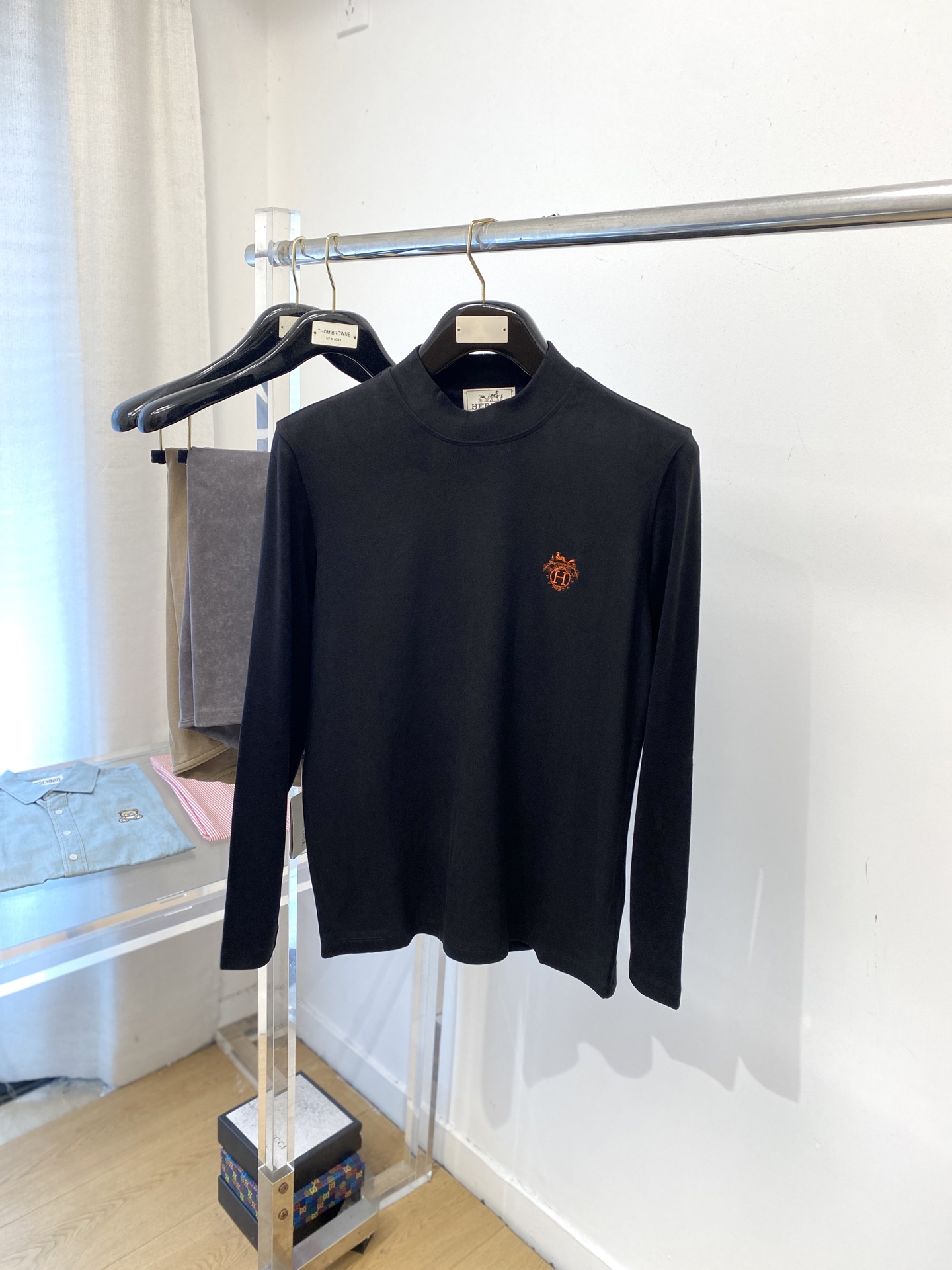 NO:572126,Hermes, 2025 new woolen sweater has a delicate and soft feel, which can be directly contacted with the skin, allowing the warm yarn to change into a delicate texture. The top-notch craftsmanship is very distinctive and colorful, and the style is simple, elegant and exquisite. The three-dimensional tailoring design makes the entire sweater upper body full of youthful vitality and vitality. It is recommended to be a must-have for autumn and winter. Sizes M-3XL, hermes, sweaters, alexander wang19860909爱马仕、2025新品羊毛衣 具有手感细腻柔软,可直接与肌肤接触,让暖心的纱线变化出细腻的质感,顶级工艺极具特色出彩,款式简约大方精美 立体剪裁的版型设计,让整款毛衣上身尽显青春活力和朝气,推荐款秋冬季穿搭必备.尺码M-3XL,,hermes,sweaters,alexander wang,Men's clothing