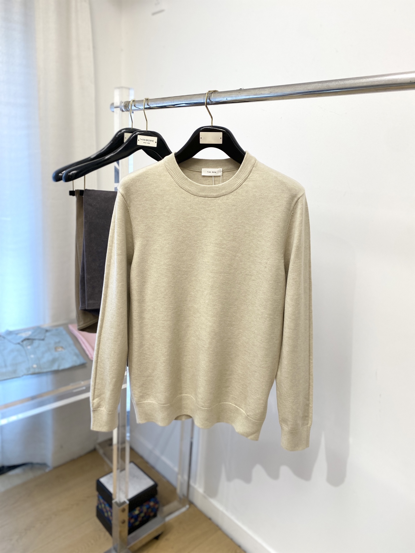 NO:572124,THE ROW, 2025 new woolen sweater has a delicate and soft feel that can be directly contacted with the skin, allowing the warm yarn to change into a delicate texture. The top-notch craftsmanship is very distinctive and colorful, and the style is simple, elegant and exquisite. The three-dimensional tailoring design makes the entire sweater upper body full of youthful vitality and vitality. It is recommended to be a must-have for autumn and winter. Sizes M-3XL, sweaters, alexander wang19860909THE ROW、2025新品羊毛衣 具有手感细腻柔软,可直接与肌肤接触,让暖心的纱线变化出细腻的质感,顶级工艺极具特色出彩,款式简约大方精美 立体剪裁的版型设计,让整款毛衣上身尽显青春活力和朝气,推荐款秋冬季穿搭必备.尺码M-3XL,,sweaters,alexander wang,Men's clothing