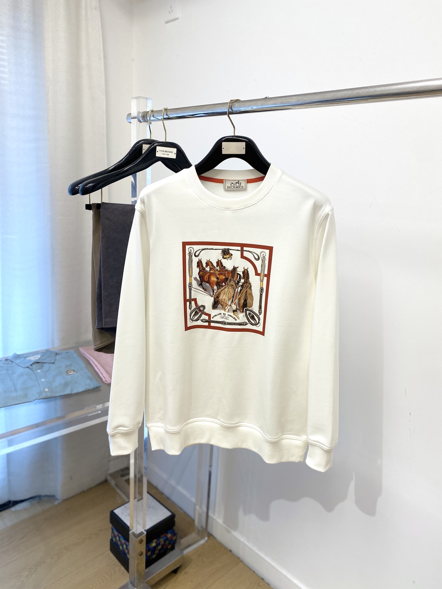 NO:572122,Hermes, 2025 new sweatshirt, handsome and fashionable, simple and versatile. Top-notch printed logo on the chest, cotton fabric is not only crisp and maintains the trendy silhouette, but also comfortable to wear, the yarn is more delicate, size M-3XL,, hermes, hoodie, sweatshirts, alexander wang19860909爱马仕、2025新品卫衣,帅气时尚,简约百搭款.胸前顶级印花图案logo,面料棉 不仅挺括,保持潮流的廓形,又穿着舒适,纱织更细腻,码数M-3XL,,hermes,hoodie,sweatshirts,alexander wang,Men's clothing