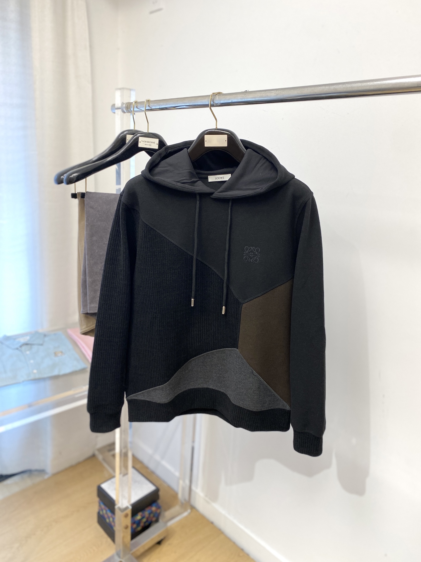 NO:572120,Loewe, 2025 new sweatshirt, handsome and fashionable, simple and versatile. Exquisite embroidery pattern logo on the chest, cotton fabric is not only crisp and maintains the trendy silhouette, but also comfortable to wear, the yarn is more delicate, size M-3XL,,loewe,hoodie,sweatshirts,alexander wang19860909罗意威、2025新品卫衣,帅气时尚,简约百搭款.胸前精致刺绣图案logo,面料棉 不仅挺括,保持潮流的廓形,又穿着舒适,纱织更细腻,码数M-3XL,,loewe,hoodie,sweatshirts,alexander wang,Men's clothing