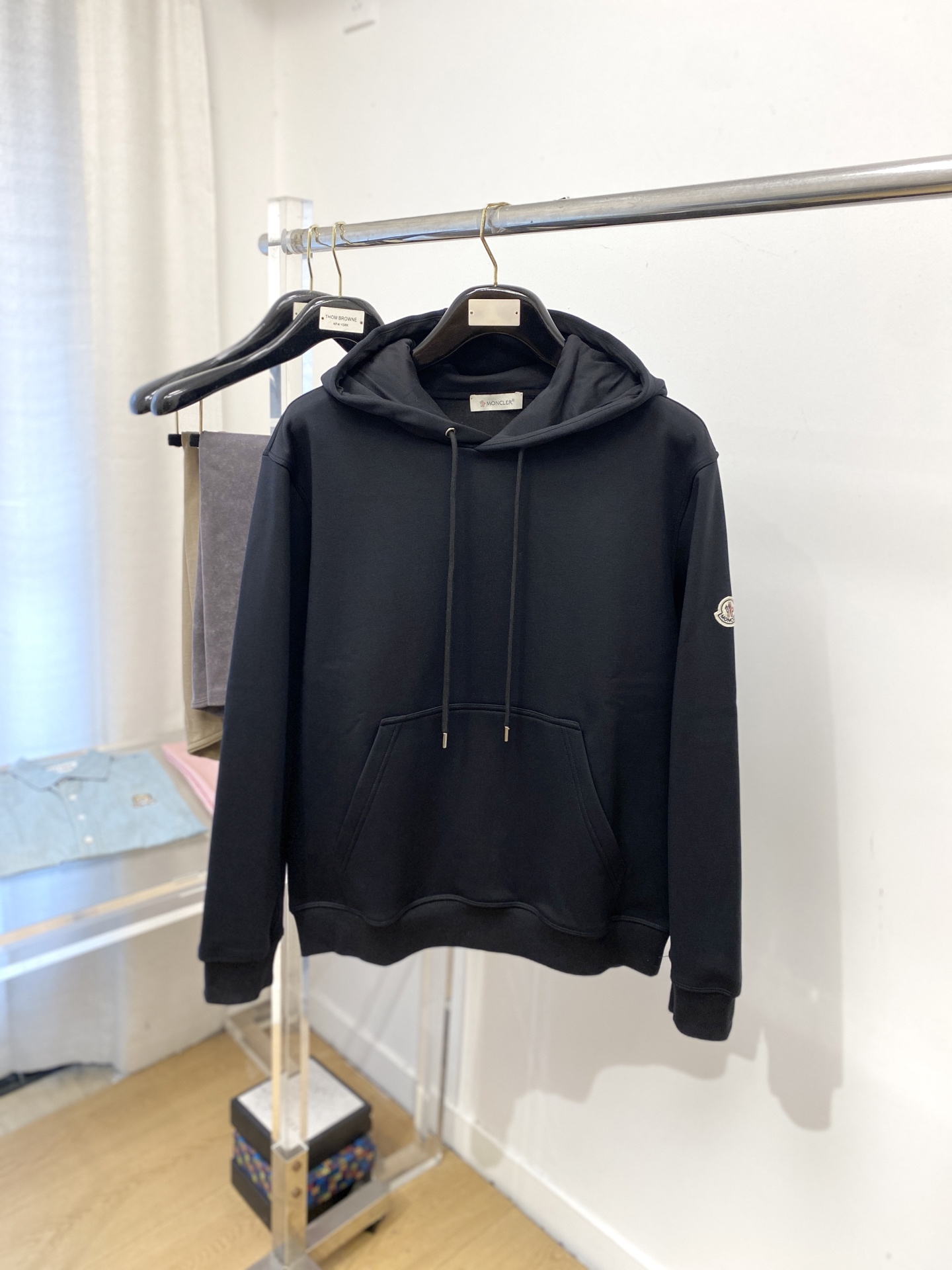 NO:572118,Hoodie, 2025 new sweatshirt, handsome and fashionable, simple and versatile. The cuffs are exquisitely embroidered with decorative patterns and logos. The cotton fabric is not only crisp and maintains the trendy silhouette, but also comfortable to wear. The yarn is more delicate. Size M-3XL, Moncler, hoodie, sweatshirts, alexander wang19860909蒙口、2025新品卫衣,帅气时尚,简约百搭款.袖口精致刺绣装饰图案logo,面料棉 不仅挺括,保持潮流的廓形,又穿着舒适,纱织更细腻,码数M-3XL,,Moncler,hoodie,sweatshirts,alexander wang,Men's clothing