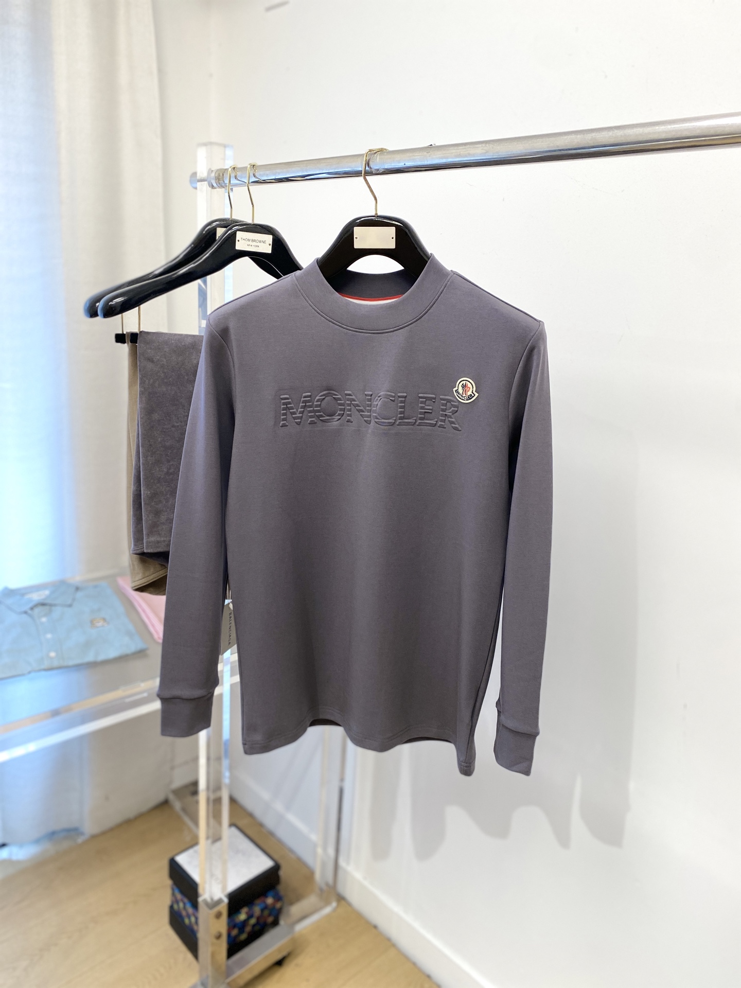 NO:572107,Covered mouth, 2025 new sweatshirt, handsome and fashionable, simple and versatile. Concave embroidered letter pattern logo on the chest. The fabric is cotton. It is not only crisp and maintains the trendy silhouette, but also comfortable to wear. The yarn is more delicate. Size S-2XL, Moncler, hoodie, sweatshirts, alexander wang19860909蒙口、2025新品卫衣,帅气时尚,简约百搭款.胸前凹凸刺绣字母图案logo,面料棉 不仅挺括,保持潮流的廓形,又穿着舒适,纱织更细腻,码数S-2XL,,Moncler,hoodie,sweatshirts,alexander wang,Men's clothing