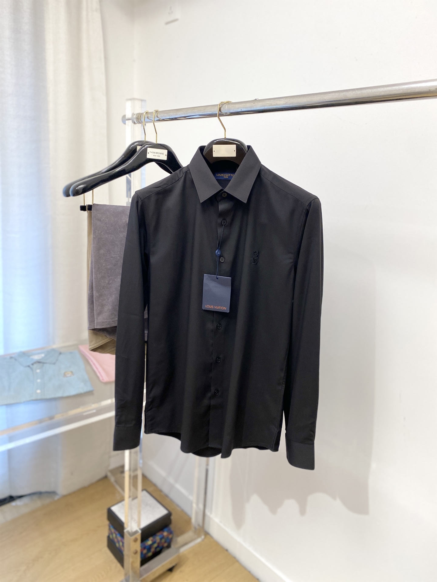 NO:572116,Louis Vuitton, 2025 new shirts, fashionable and handsome, simple and versatile, customized original fabrics, not only crisp and trendy silhouette, but also comfortable to wear, more delicate yarn weaving, size M-3XL,, louis vuitton, shirts, alexander wang19860909路易威登、2025新品衬衫,时尚帅气,简约百搭款,定制原版面料,不仅挺括,保持潮流的廓形,又穿着舒适,纱织更细腻,码数M-3XL,,louis vuitton,shirts,alexander wang,Men's clothing