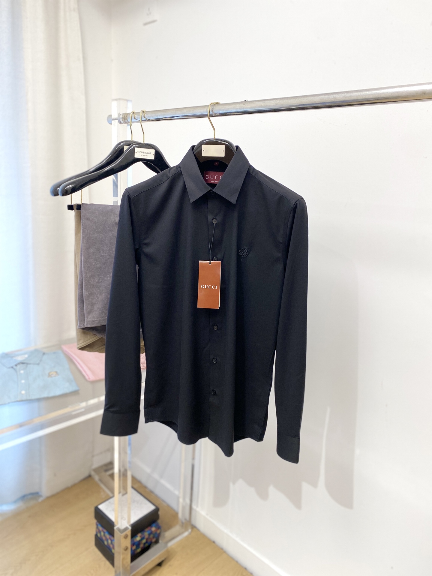 NO:572114,Gucci, 2025 new shirts, fashionable and handsome, simple and versatile, customized original fabrics, not only crisp and trendy silhouette, but also comfortable to wear, more delicate yarn weaving, size M-3XL,, shirts, alexander wang19860909古奇、2025新品衬衫,时尚帅气,简约百搭款,定制原版面料,不仅挺括,保持潮流的廓形,又穿着舒适,纱织更细腻,码数M-3XL,,shirts,alexander wang,Men's clothing