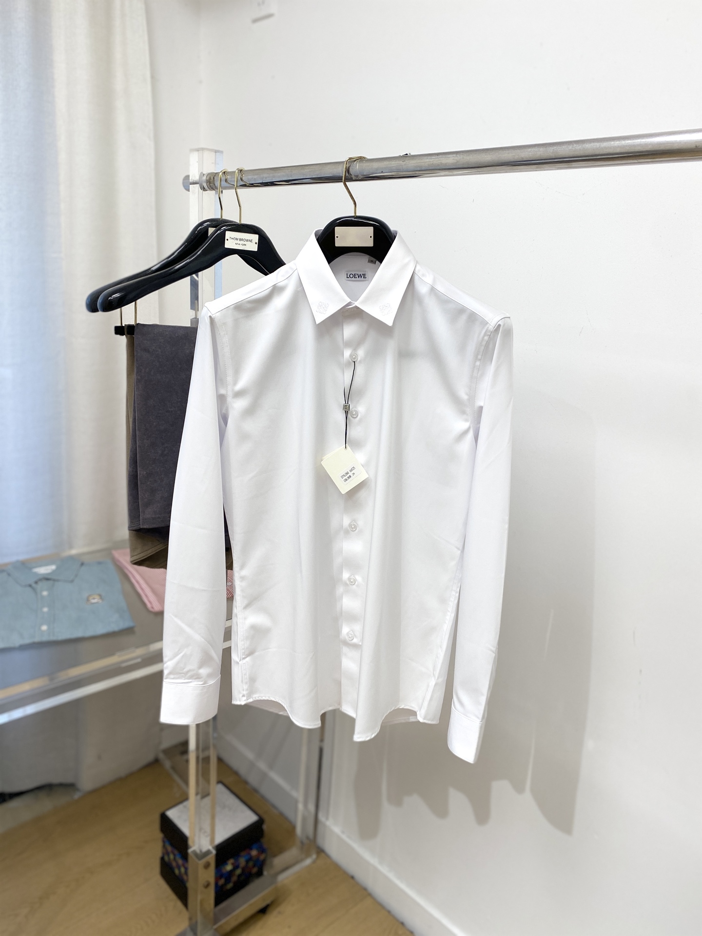 NO:572111,Loewe, 2025 new shirts, fashionable and handsome, simple and versatile, customized original fabrics, not only crisp and trendy, but also comfortable to wear, more delicate yarn weaving, code size M-3XL,,loewe,shirts,alexander wang19860909罗意威、2025新品衬衫,时尚帅气,简约百搭款,定制原版面料,不仅挺括,保持潮流的廓形,又穿着舒适,纱织更细腻,码数M-3XL,,loewe,shirts,alexander wang,Men's clothing