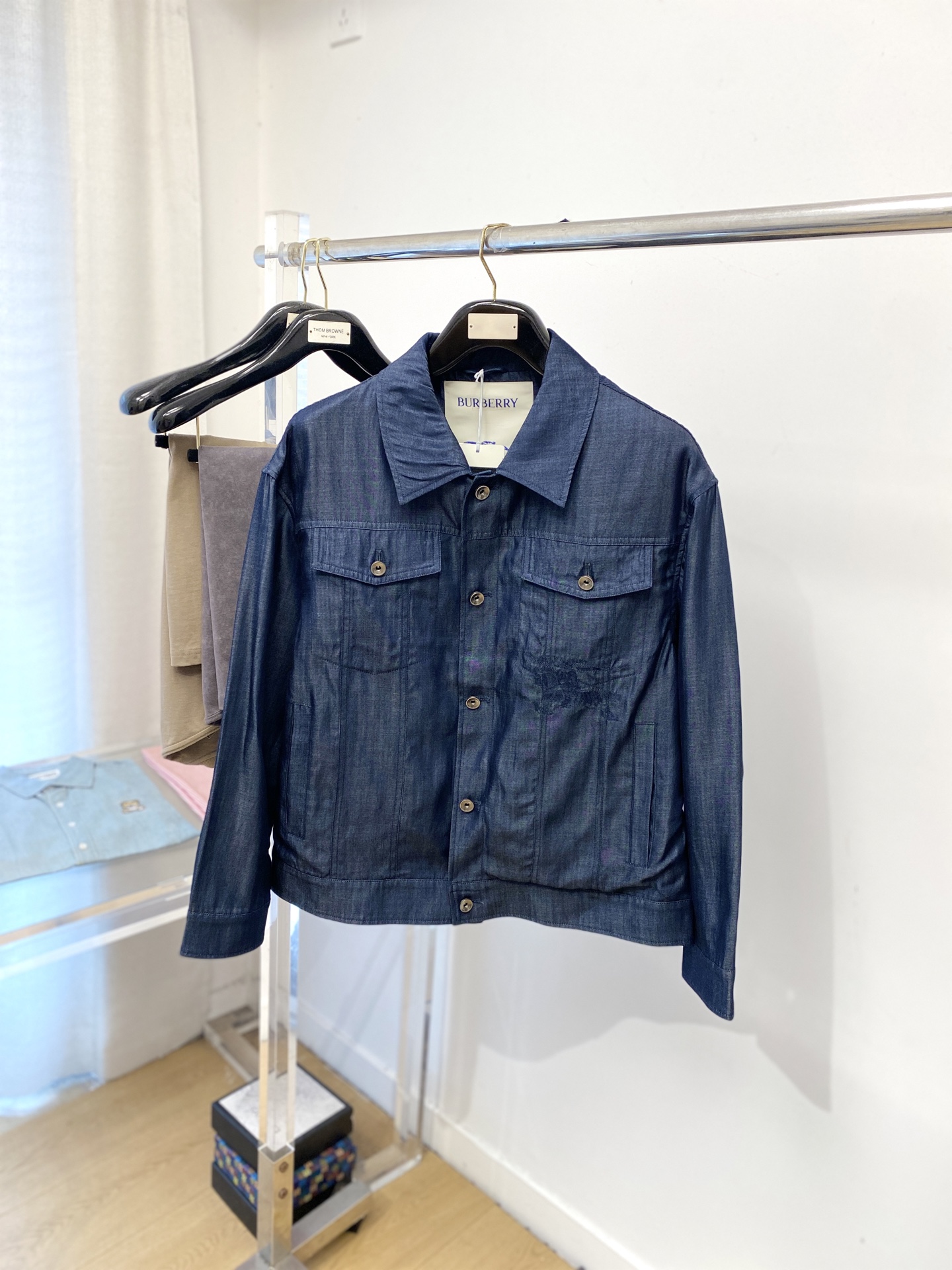 NO:573215,Burberry, 2025 new jacket, fashionable and handsome, simple and versatile, exquisite embroidery pattern logo on the bottom, customized original fabric, not only stiff, maintaining the trendy silhouette, but also comfortable to wear, the yarn is more delicate, size M-3XL,,burberry,jackets & coats,jackets & coats,alexander wang19860909巴宝莉、2025新品夹克外套,时尚帅气,简约百搭款,衣下精致刺绣图案logo,定制原版面料,不仅挺括,保持潮流的廓形,又穿着舒适,纱织更细腻,码数M-3XL,,burberry,jackets & coats,jackets & coats,alexander wang,Men's clothing