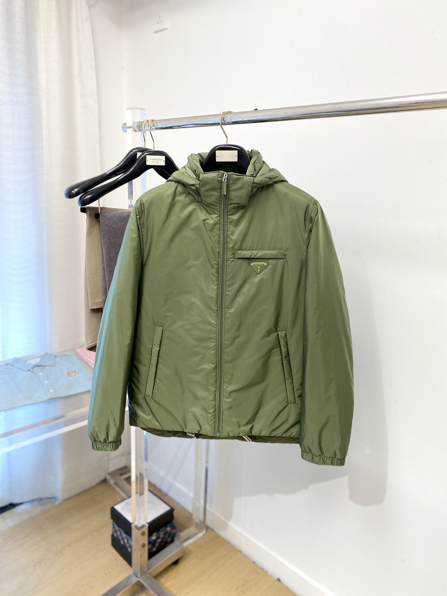 NO:573224,Prada, 2025 new down jacket, fashionable and handsome, simple and versatile, hardware decorated with triangle logo on the chest, customized original fabric, not only stiff and keeping the trendy silhouette, but also comfortable to wear, more delicate yarn, size M-3XL,, prada, jackets & coats, jackets & coats, down jacket, alexander wang19860909普拉达、2025新品羽绒夹克外套,时尚帅气,简约百搭款,胸前五金装饰三角标logo,定制原版面料,不仅挺括,保持潮流的廓形,又穿着舒适,纱织更细腻,码数M-3XL,,prada,jackets & coats,jackets & coats,down jacket,alexander wang,Men's clothing