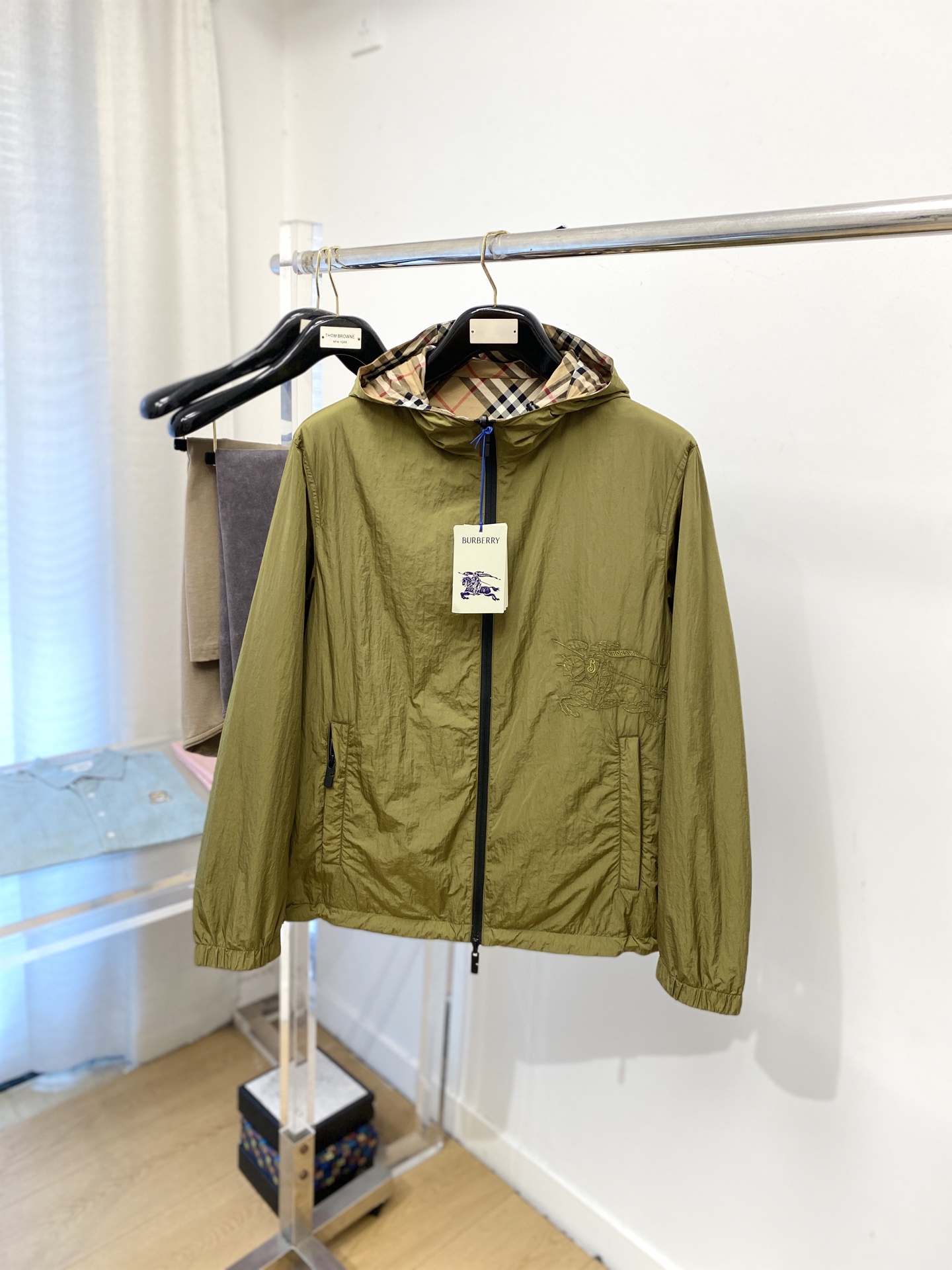 NO:573209,Burberry, 2025 new product, reversible jacket, fashionable and handsome, simple and versatile, exquisite embroidery pattern logo on the bottom, customized original fabric, not only stiff and maintain the trendy silhouette, but also comfortable to wear, the yarn is more delicate, size M-3XL,,burberry,jackets & coats,jackets & coats,alexander wang19860909巴宝莉、2025新品双面穿夹克外套,时尚帅气,简约百搭款,衣下精致刺绣图案logo,定制原版面料,不仅挺括,保持潮流的廓形,又穿着舒适,纱织更细腻,码数M-3XL,,burberry,jackets & coats,jackets & coats,alexander wang,Men's clothing