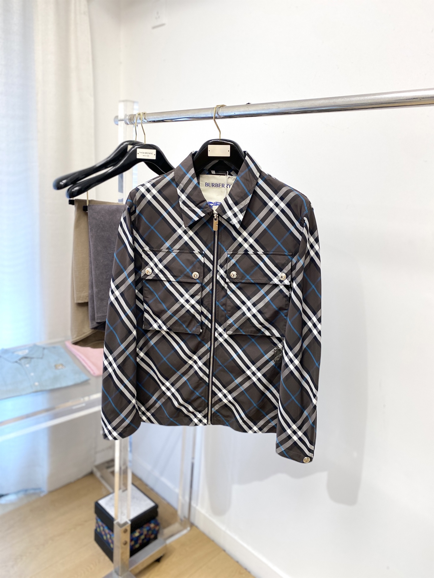 NO:573221,Burberry, 2025 new jacket, fashionable and handsome, simple and versatile, exquisite embroidery pattern logo on the bottom, customized original fabric, not only stiff, maintaining the trendy silhouette, but also comfortable to wear, the yarn is more delicate, size M-3XL,,burberry,jackets & coats,jackets & coats,alexander wang19860909巴宝莉、2025新品夹克外套,时尚帅气,简约百搭款,衣下精致刺绣图案logo,定制原版面料,不仅挺括,保持潮流的廓形,又穿着舒适,纱织更细腻,码数M-3XL,,burberry,jackets & coats,jackets & coats,alexander wang,Men's clothing