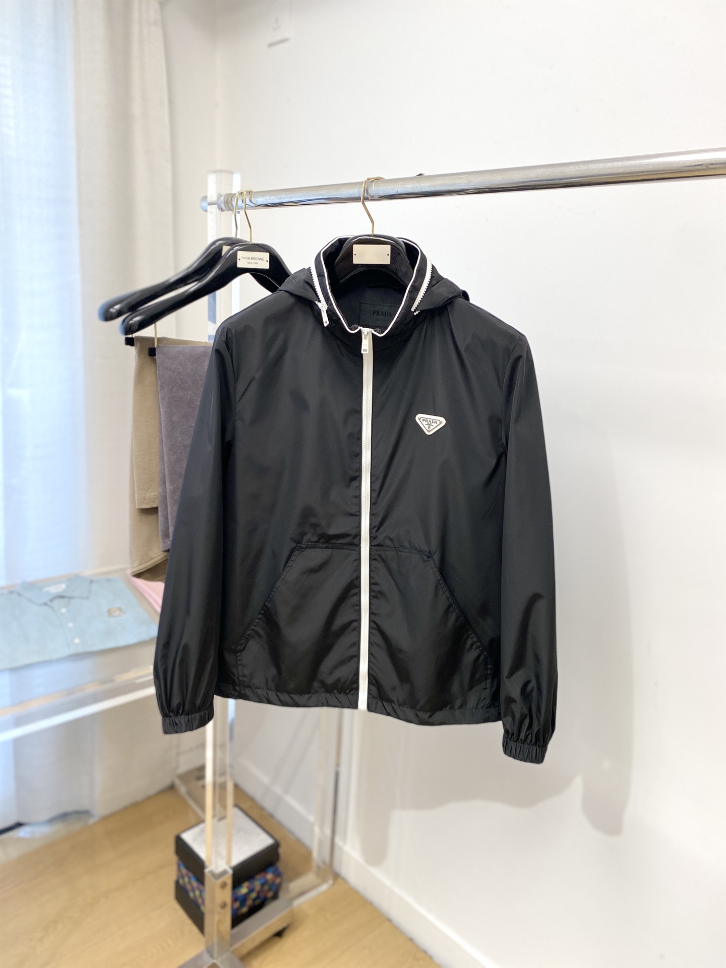 NO:862240,Prada, 2026 new jacket, fashionable and handsome, simple and versatile, with triangle logo on the chest hardware, customized original fabric, not only crisp and trendy silhouette, but also comfortable to wear, more delicate yarn, size M-3XL P,, prada, jackets & coats, jackets & coats,19860909普拉达、2026新品夹克外套,时尚帅气,简约百搭款,胸前五金装饰三角标logo,定制原版面料,不仅挺括,保持潮流的廓形,又穿着舒适,纱织更细腻,码数M-3XL P,,prada,jackets & coats,jackets & coats,,Men's clothing