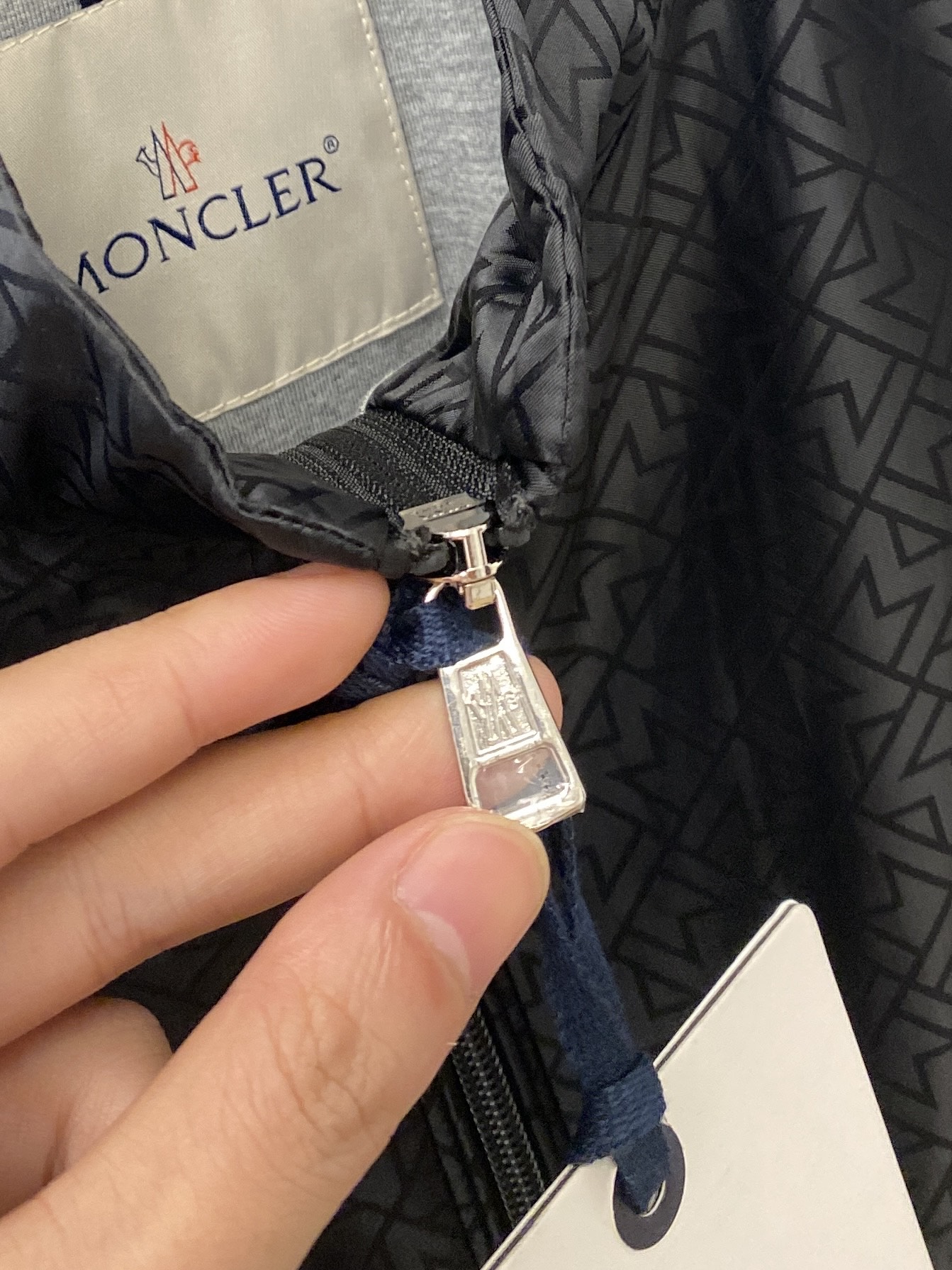 支持年后退换！ ￼蒙口、2025新品夹克外套，时尚帅气，简约百搭款，袖口刺绣装饰图案logo，定制原版面