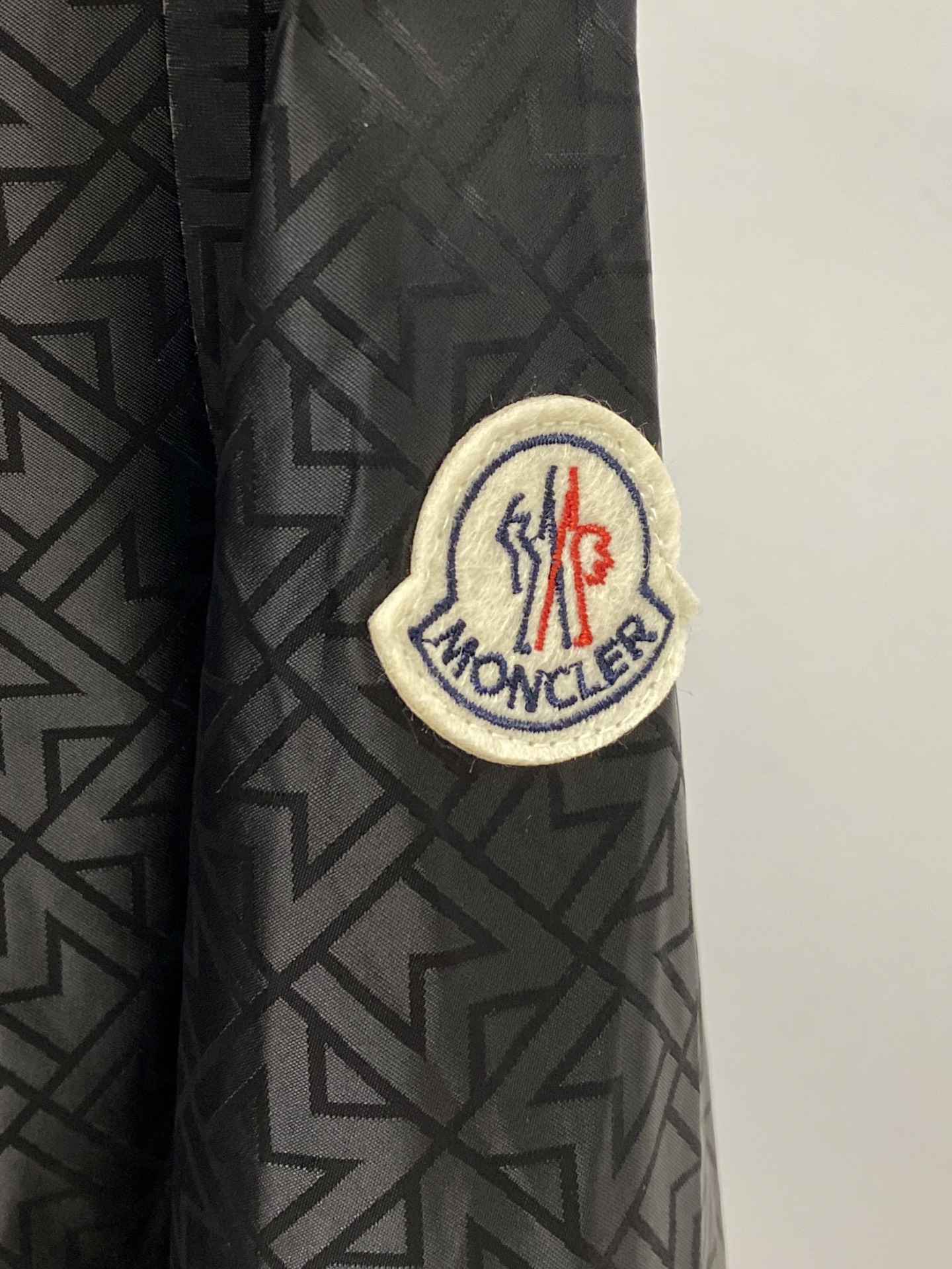 支持年后退换！ ￼蒙口、2025新品夹克外套，时尚帅气，简约百搭款，袖口刺绣装饰图案logo，定制原版面