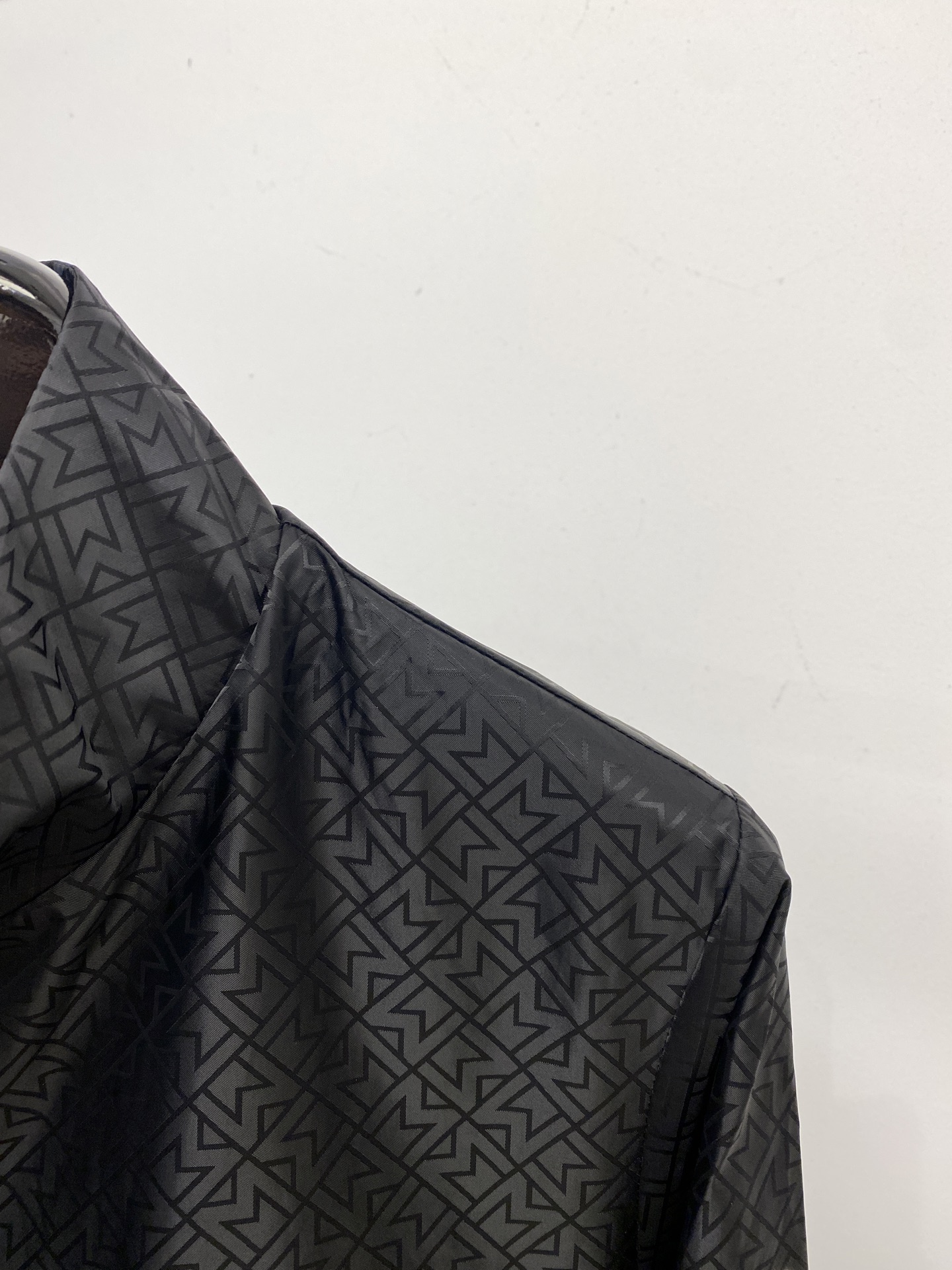 支持年后退换！ ￼蒙口、2025新品夹克外套，时尚帅气，简约百搭款，袖口刺绣装饰图案logo，定制原版面