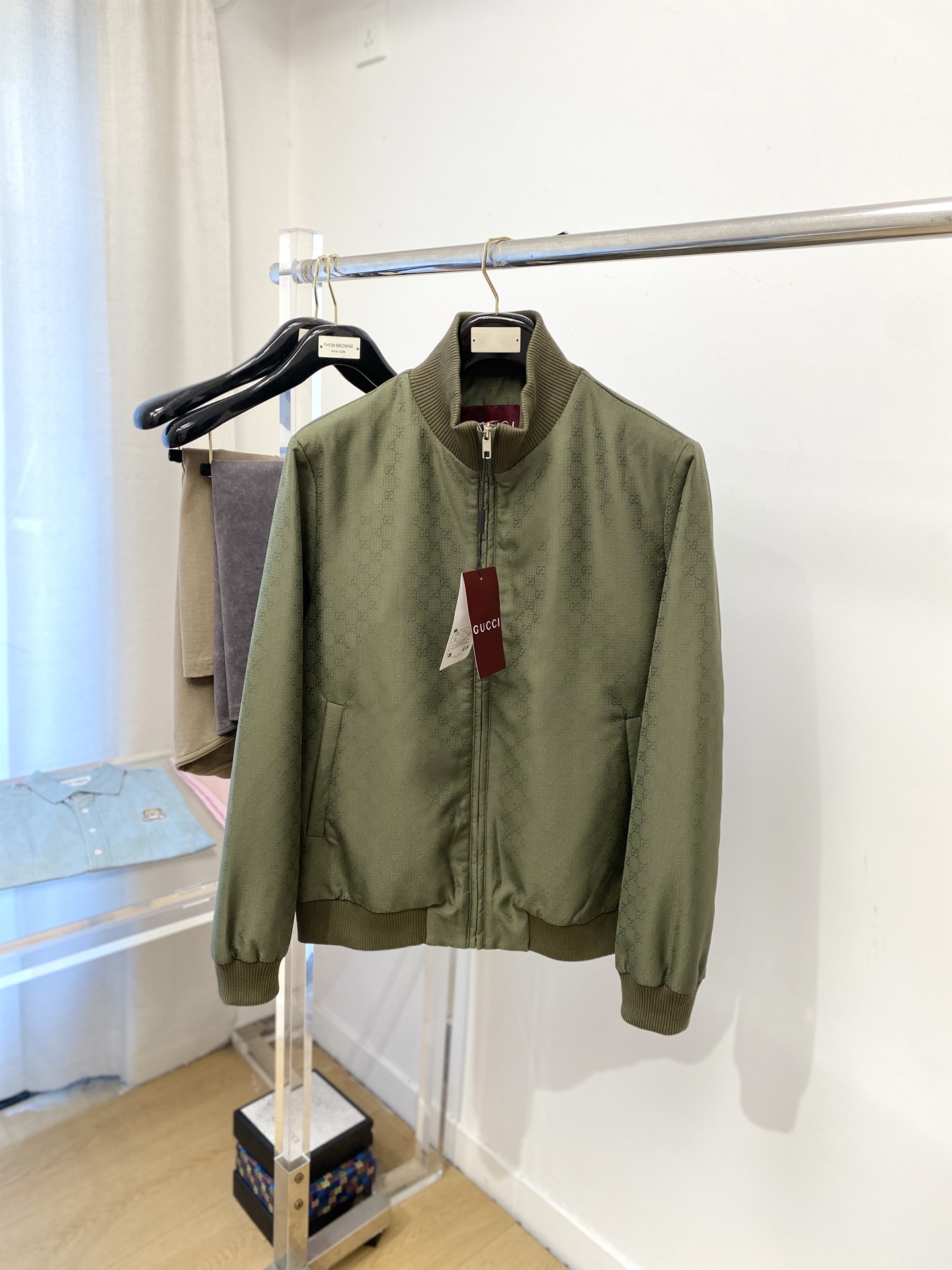 NO:595095,Gucci, 2025 new jackets, fashionable and handsome, simple and versatile, original hardware logo, customized original fabrics, not only crisp and trendy silhouette, but also comfortable to wear, more delicate yarn weaving, size M-3XL,,jackets & coats,jackets & coats,alexander wang19860909古奇、2025新品夹克外套,时尚帅气,简约百搭款,原版五金辅料logo,定制原版面料,不仅挺括,保持潮流的廓形,又穿着舒适,纱织更细腻,码数M-3XL,,jackets & coats,jackets & coats,alexander wang,Men's clothing