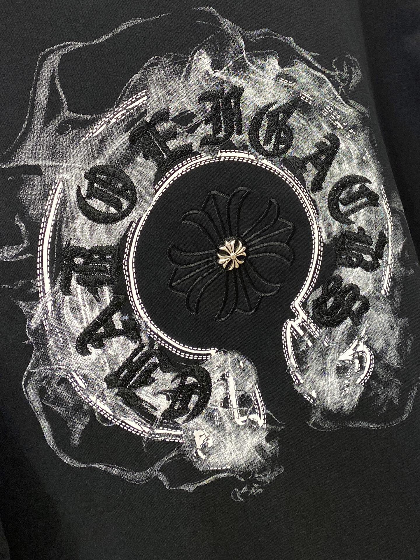 克罗心、2025新品卫衣，帅气时尚，简约百搭款。胸前刺绣五金装饰图案logo，面料棉 不仅挺括，保持潮流