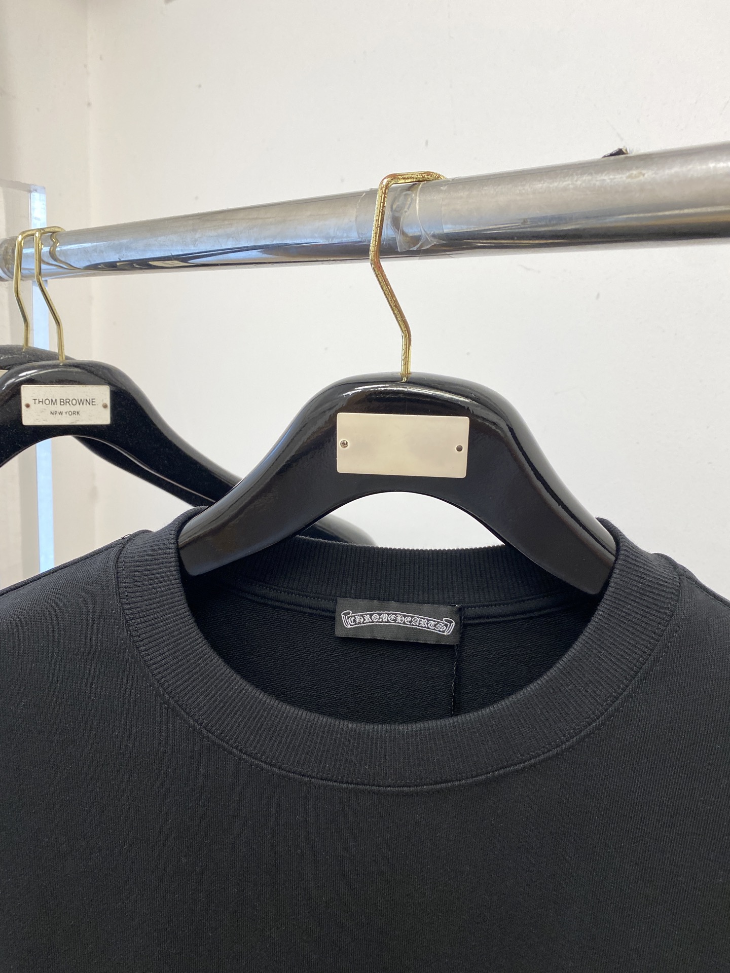 克罗心、2025新品卫衣，帅气时尚，简约百搭款。胸前刺绣五金装饰图案logo，面料棉 不仅挺括，保持潮流