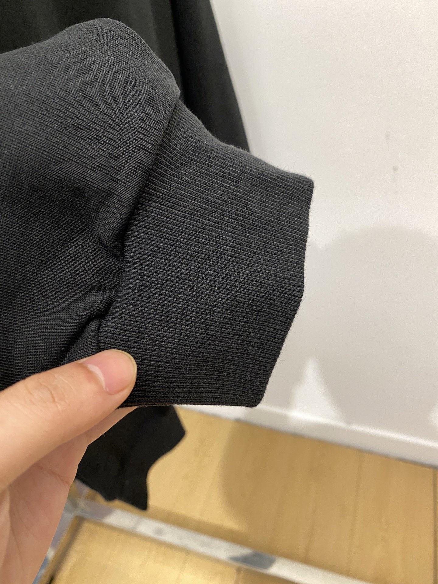 克罗心、2025新品卫衣，帅气时尚，简约百搭款。胸前刺绣五金装饰图案logo，面料棉 不仅挺括，保持潮流