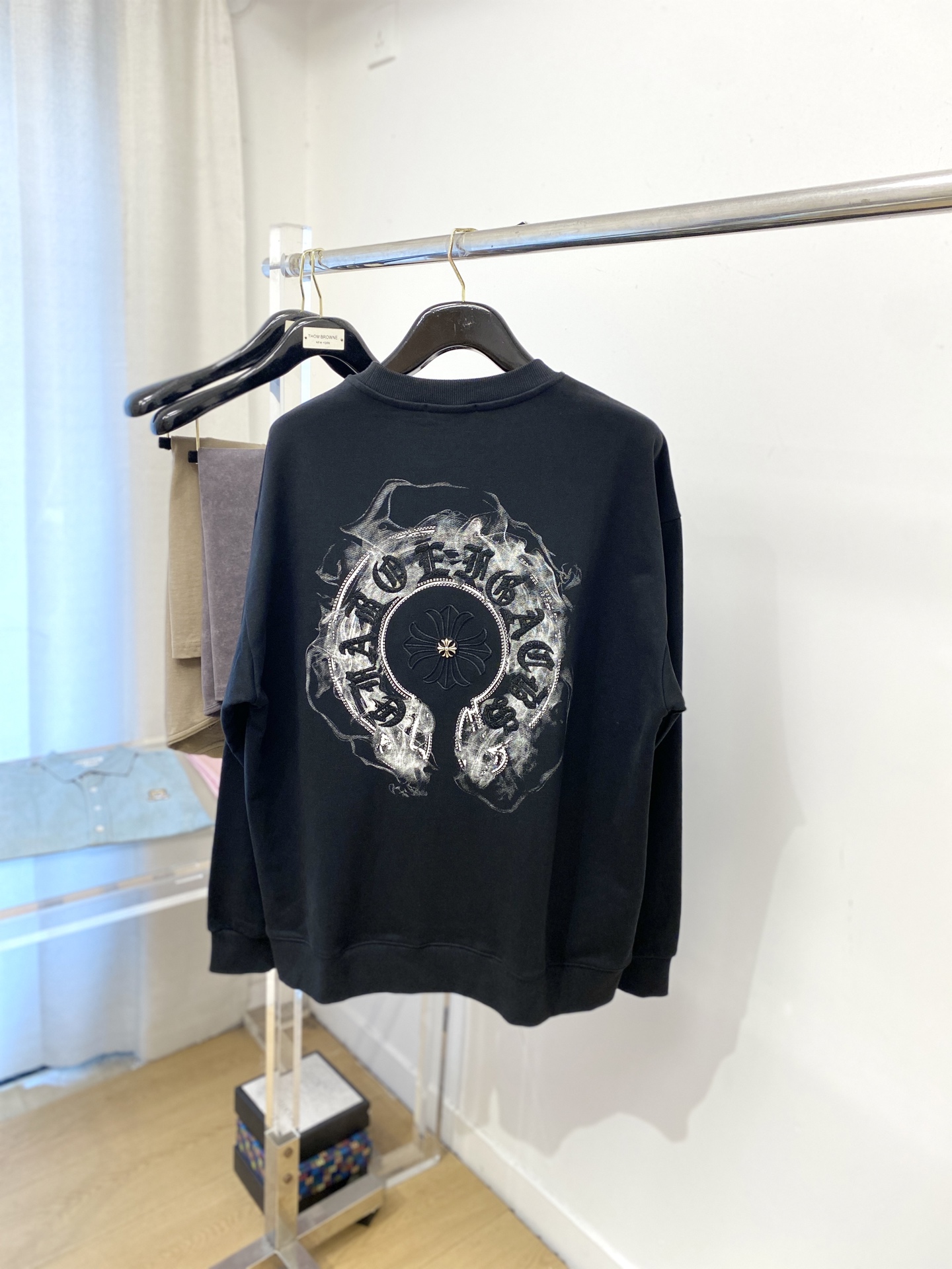 克罗心、2025新品卫衣，帅气时尚，简约百搭款。胸前刺绣五金装饰图案logo，面料棉 不仅挺括，保持潮流