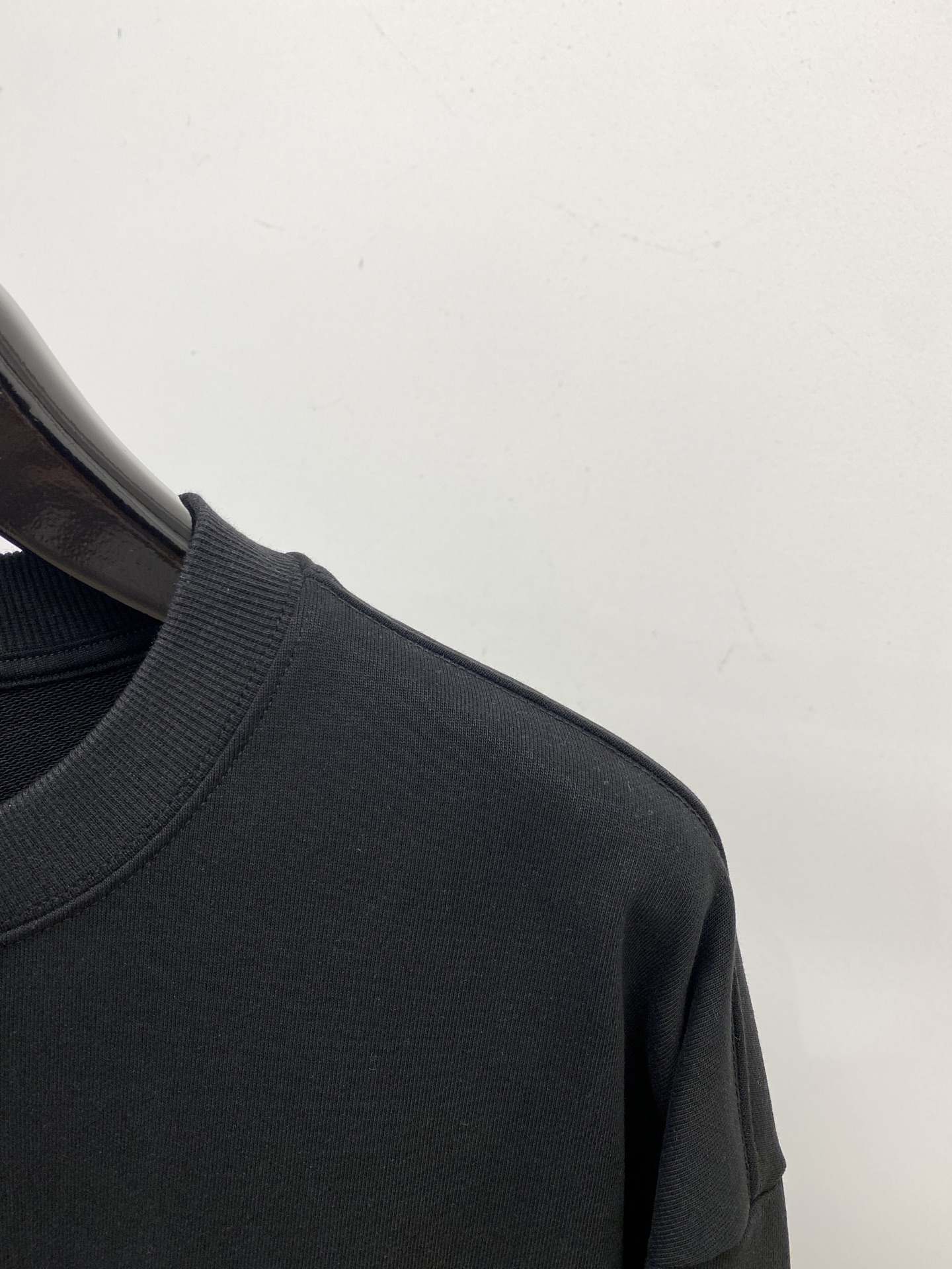 克罗心、2025新品卫衣，帅气时尚，简约百搭款。胸前刺绣五金装饰图案logo，面料棉 不仅挺括，保持潮流