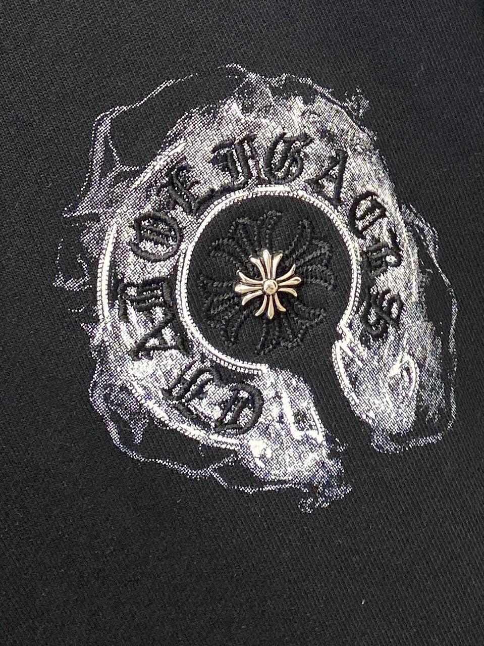 克罗心、2025新品卫衣，帅气时尚，简约百搭款。胸前刺绣五金装饰图案logo，面料棉 不仅挺括，保持潮流