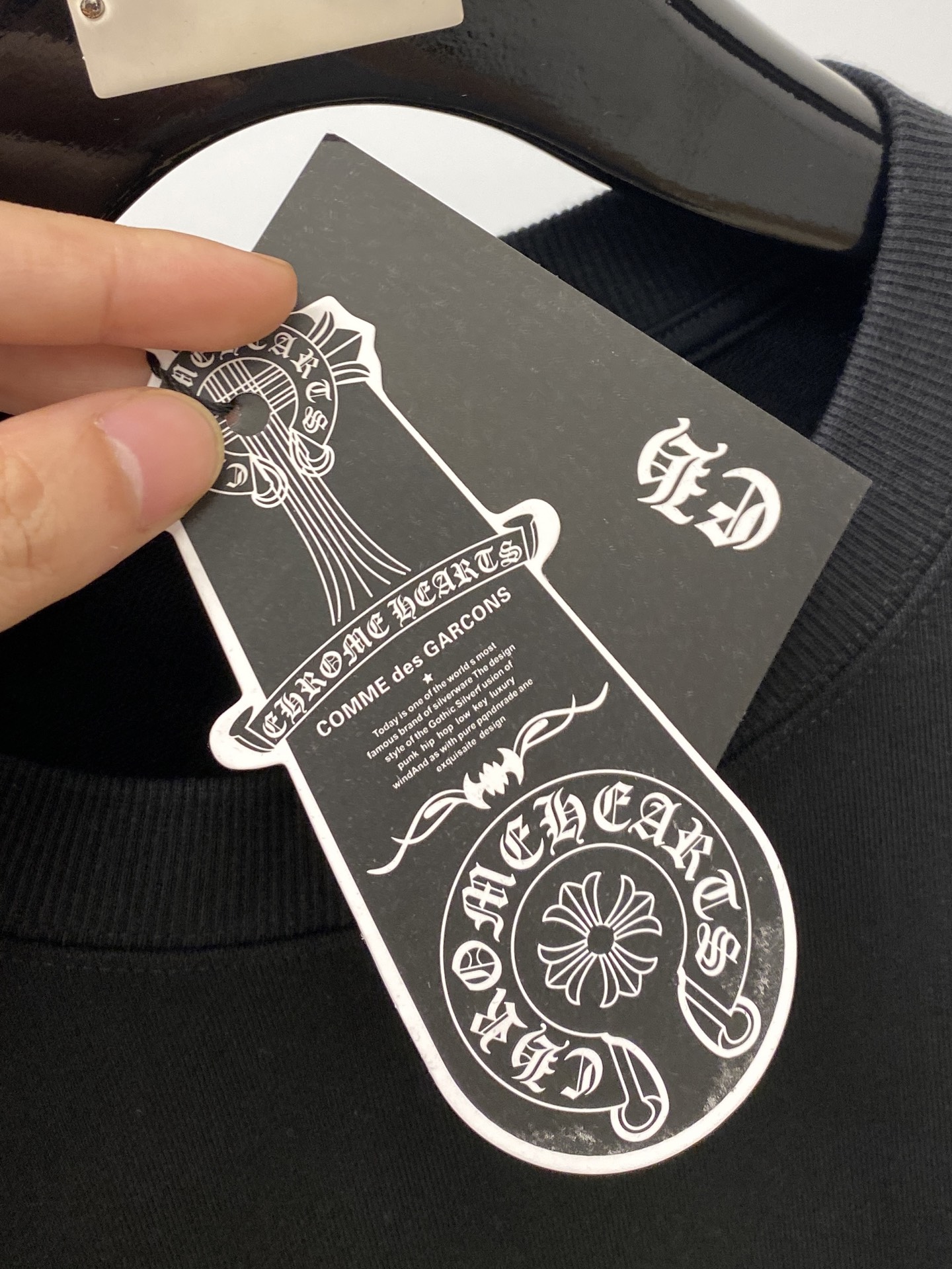 克罗心、2025新品卫衣，帅气时尚，简约百搭款。胸前刺绣五金装饰图案logo，面料棉 不仅挺括，保持潮流