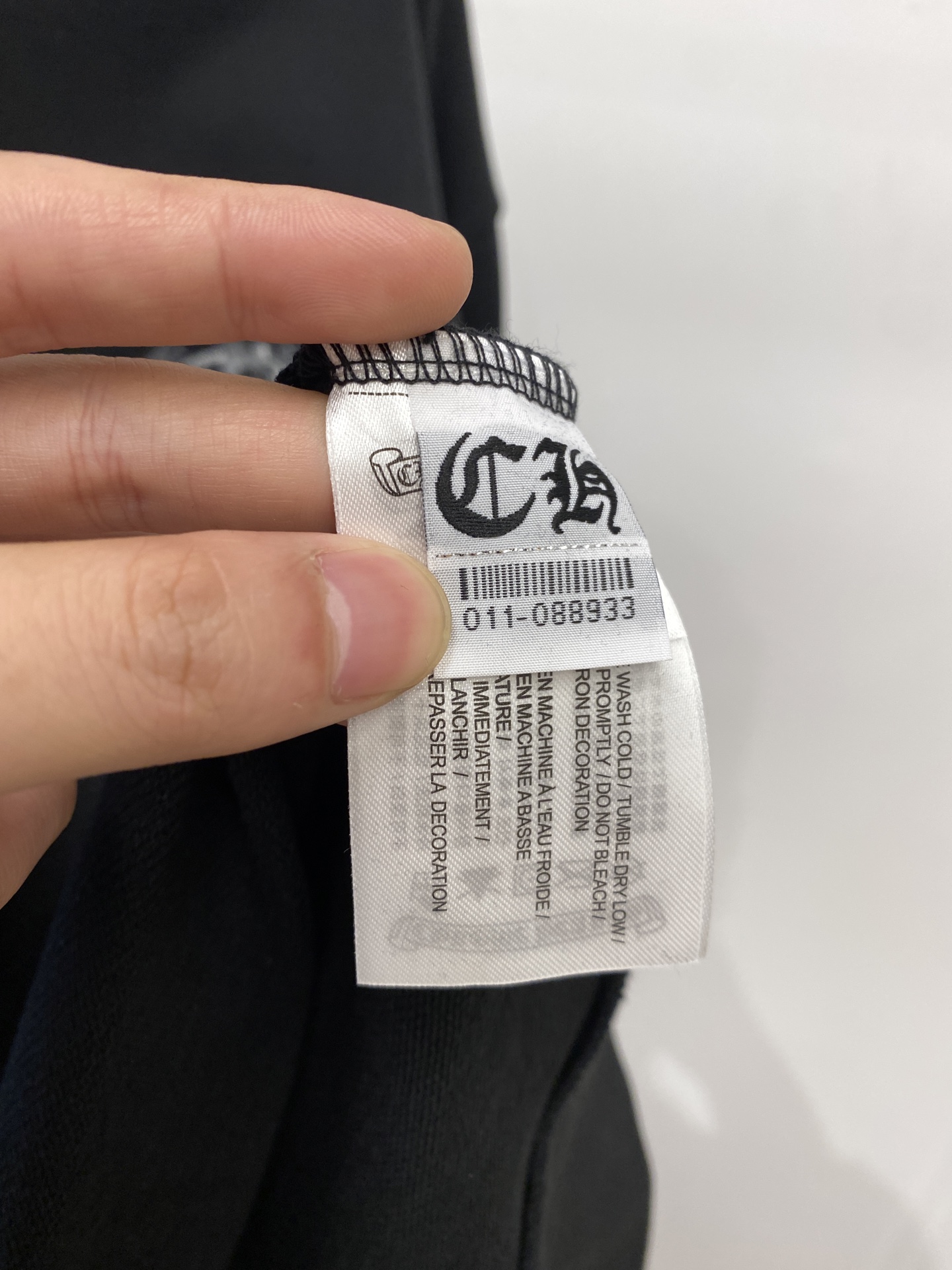 克罗心、2025新品卫衣，帅气时尚，简约百搭款。胸前刺绣五金装饰图案logo，面料棉 不仅挺括，保持潮流