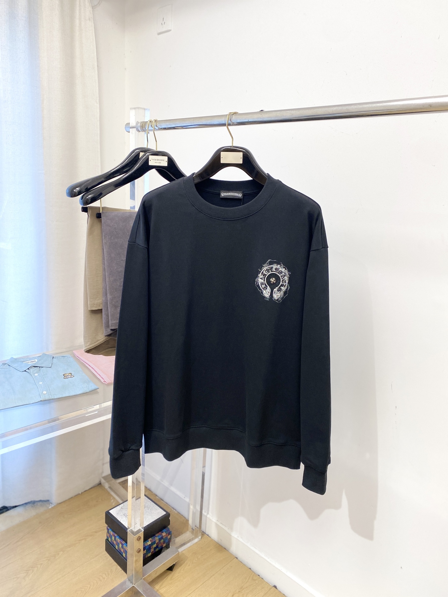 克罗心、2025新品卫衣，帅气时尚，简约百搭款。胸前刺绣五金装饰图案logo，面料棉 不仅挺括，保持潮流