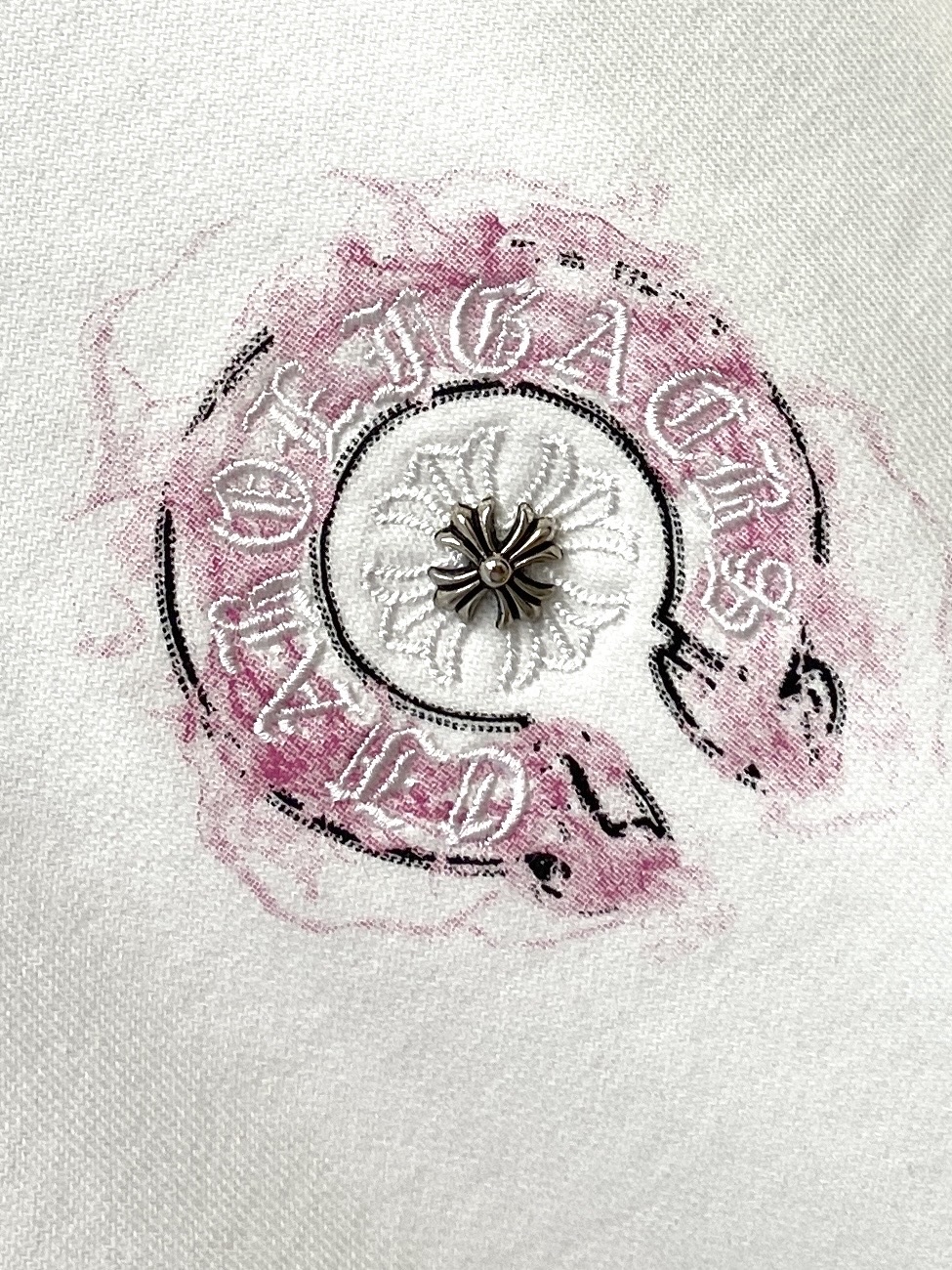 克罗心、2025新品卫衣，帅气时尚，简约百搭款。胸前刺绣五金装饰图案logo，面料棉 不仅挺括，保持潮流