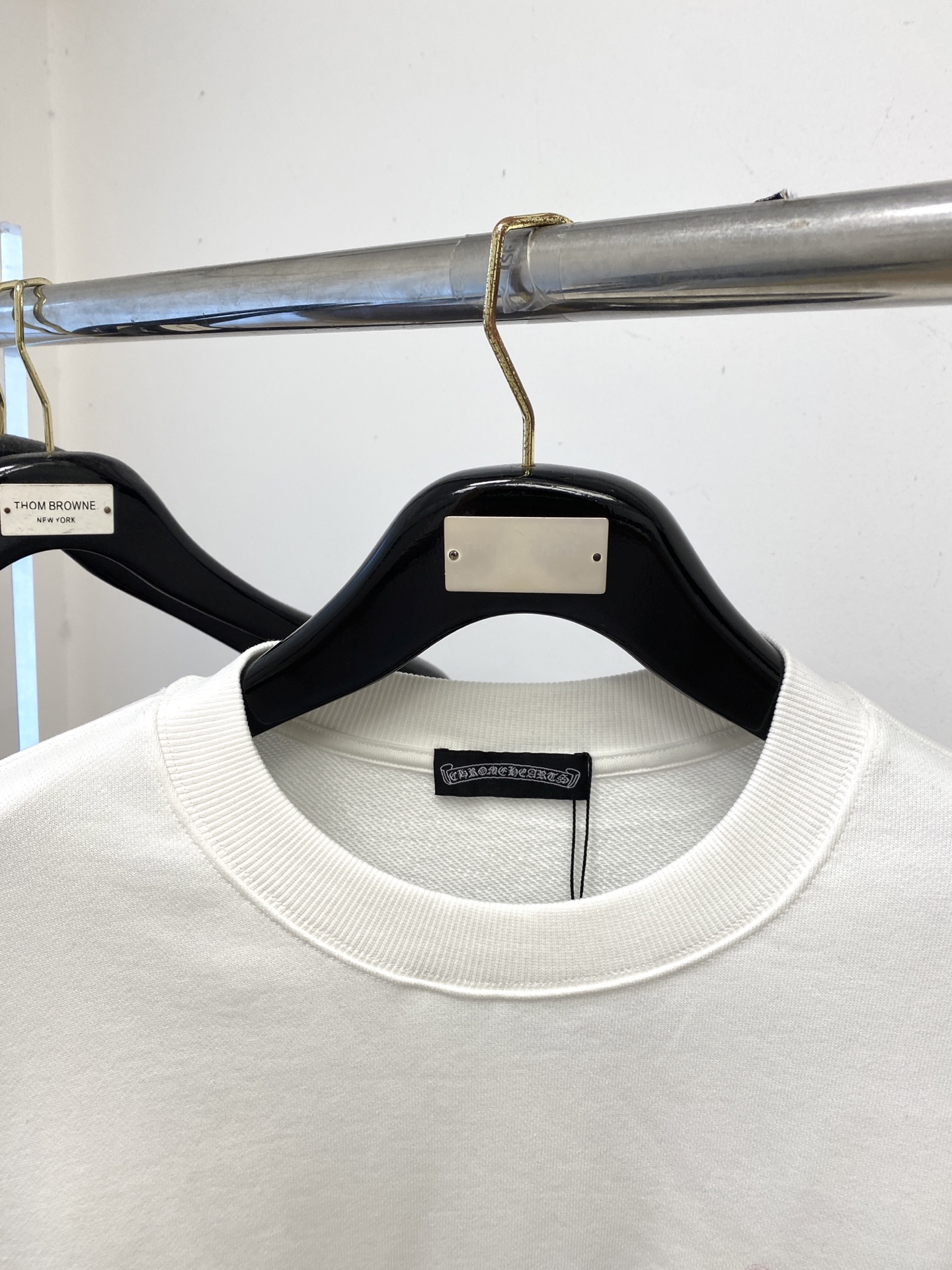 克罗心、2025新品卫衣，帅气时尚，简约百搭款。胸前刺绣五金装饰图案logo，面料棉 不仅挺括，保持潮流