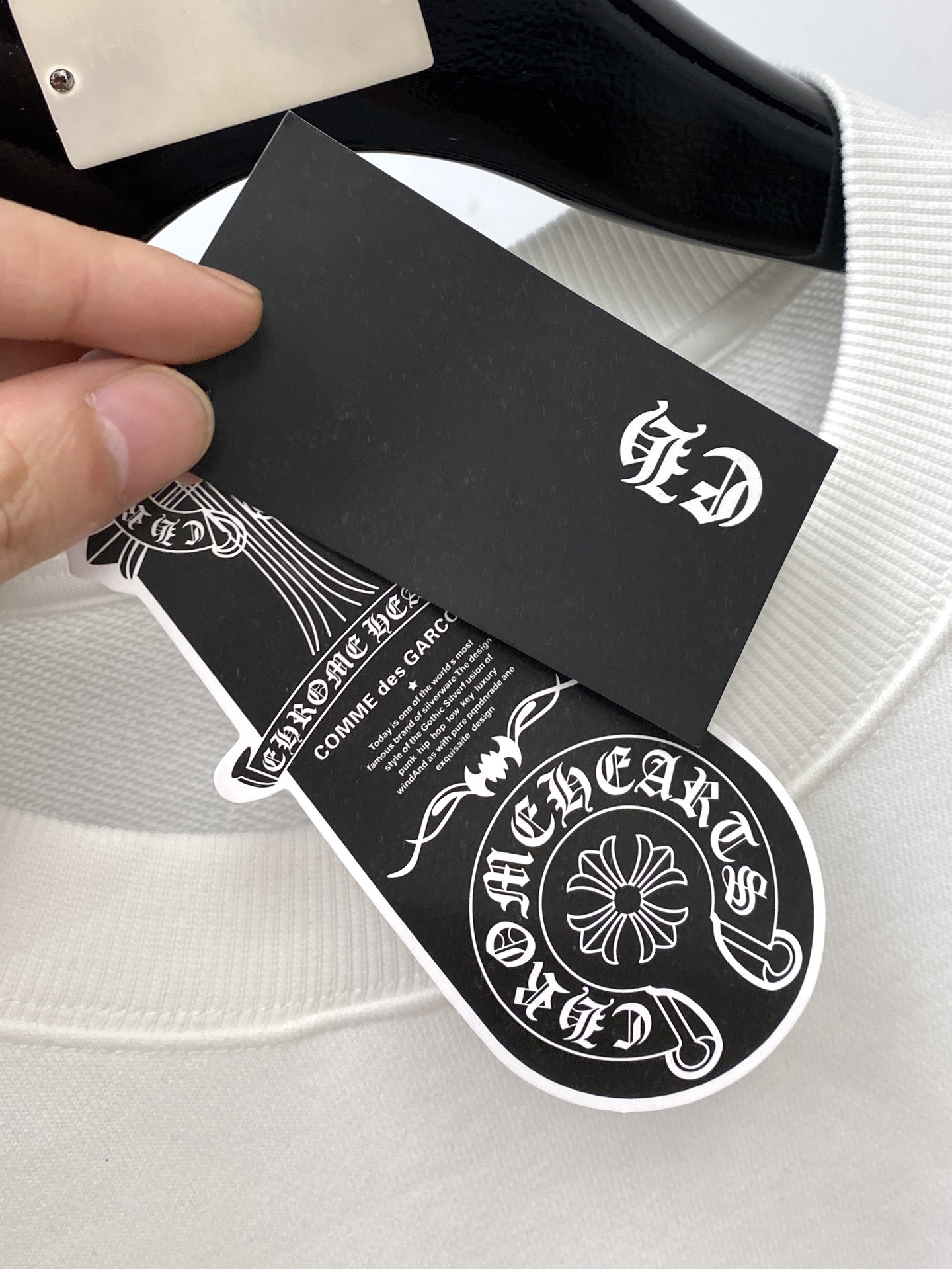 克罗心、2025新品卫衣，帅气时尚，简约百搭款。胸前刺绣五金装饰图案logo，面料棉 不仅挺括，保持潮流