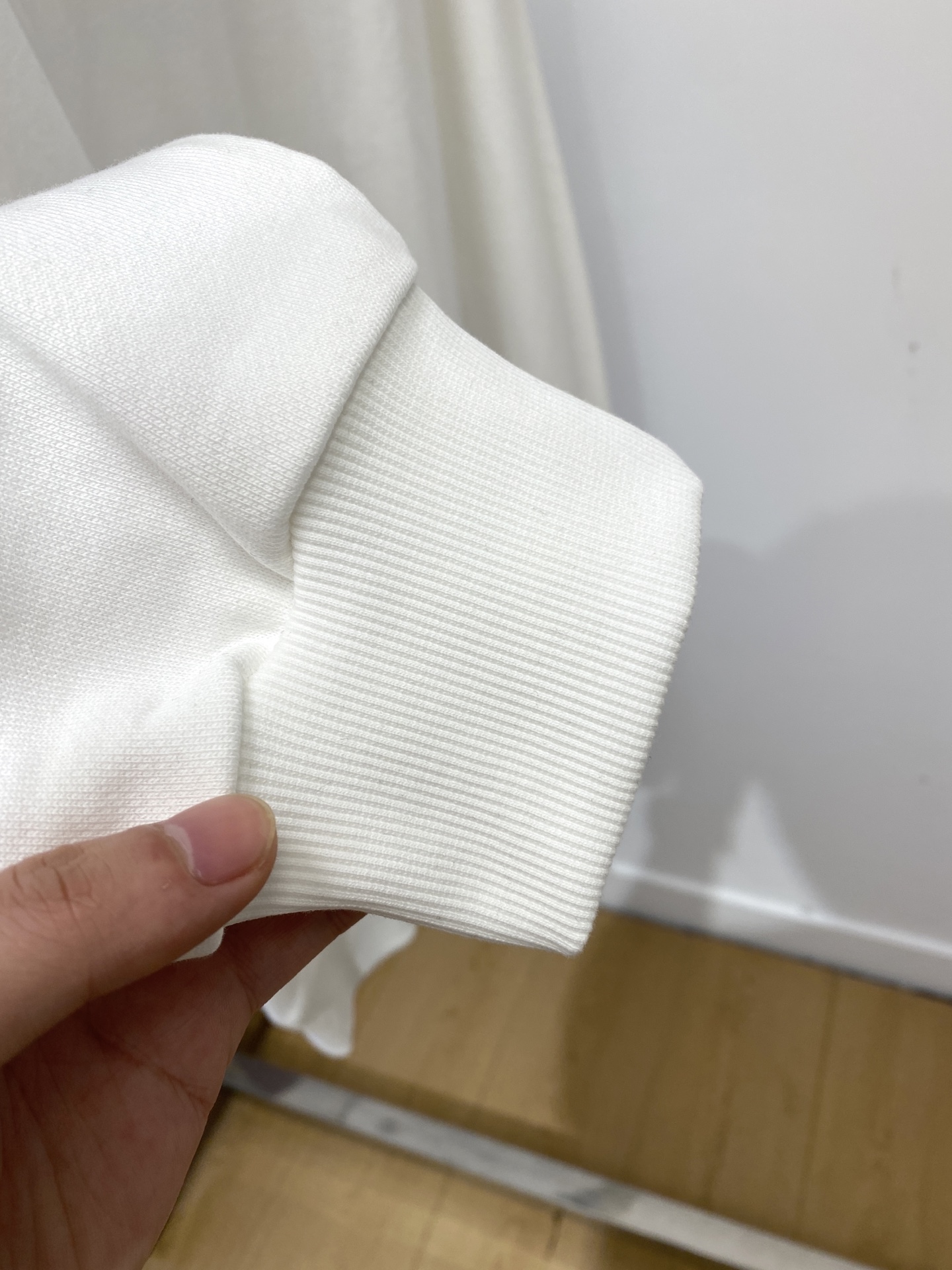 克罗心、2025新品卫衣，帅气时尚，简约百搭款。胸前刺绣五金装饰图案logo，面料棉 不仅挺括，保持潮流