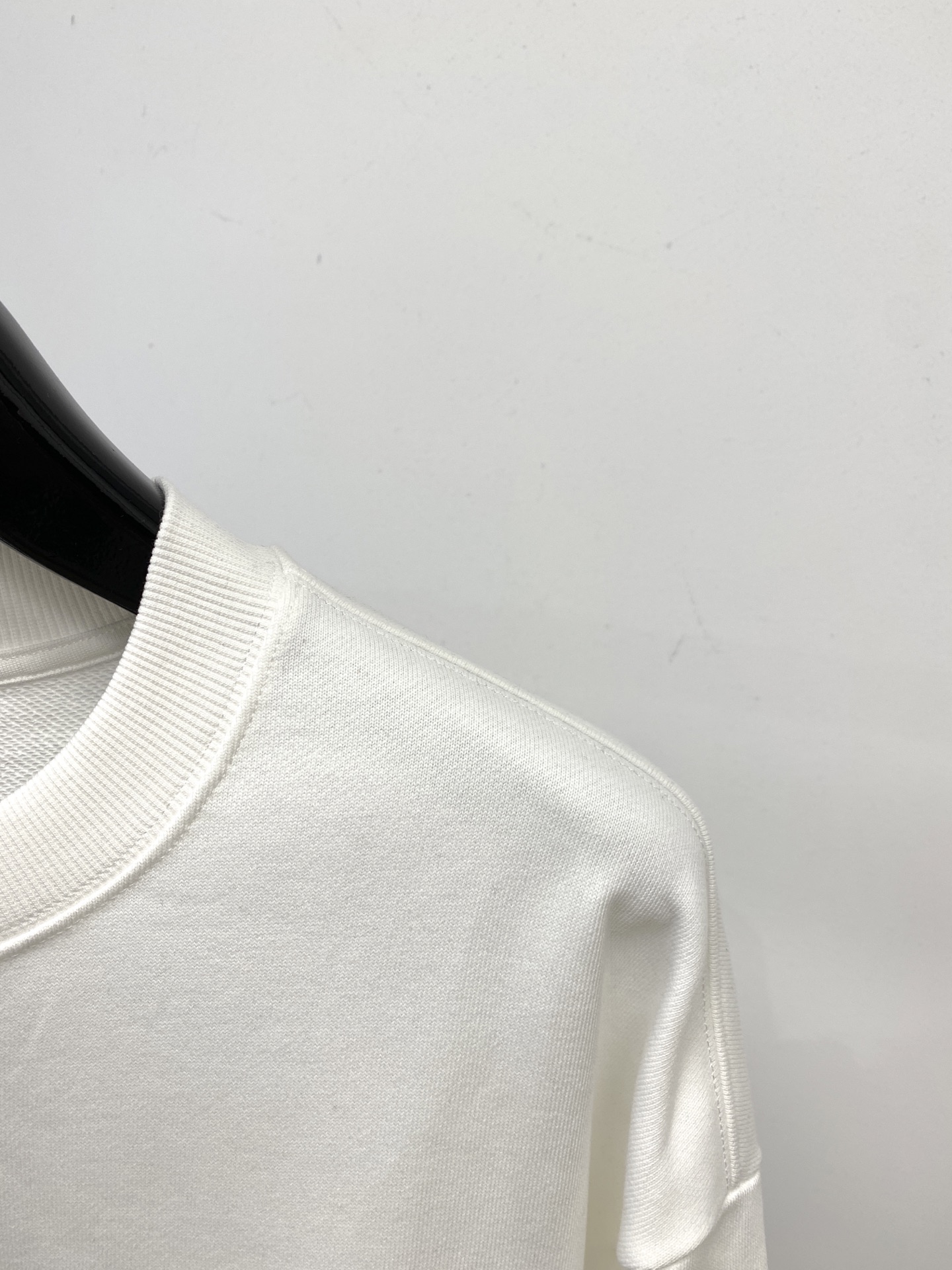 克罗心、2025新品卫衣，帅气时尚，简约百搭款。胸前刺绣五金装饰图案logo，面料棉 不仅挺括，保持潮流