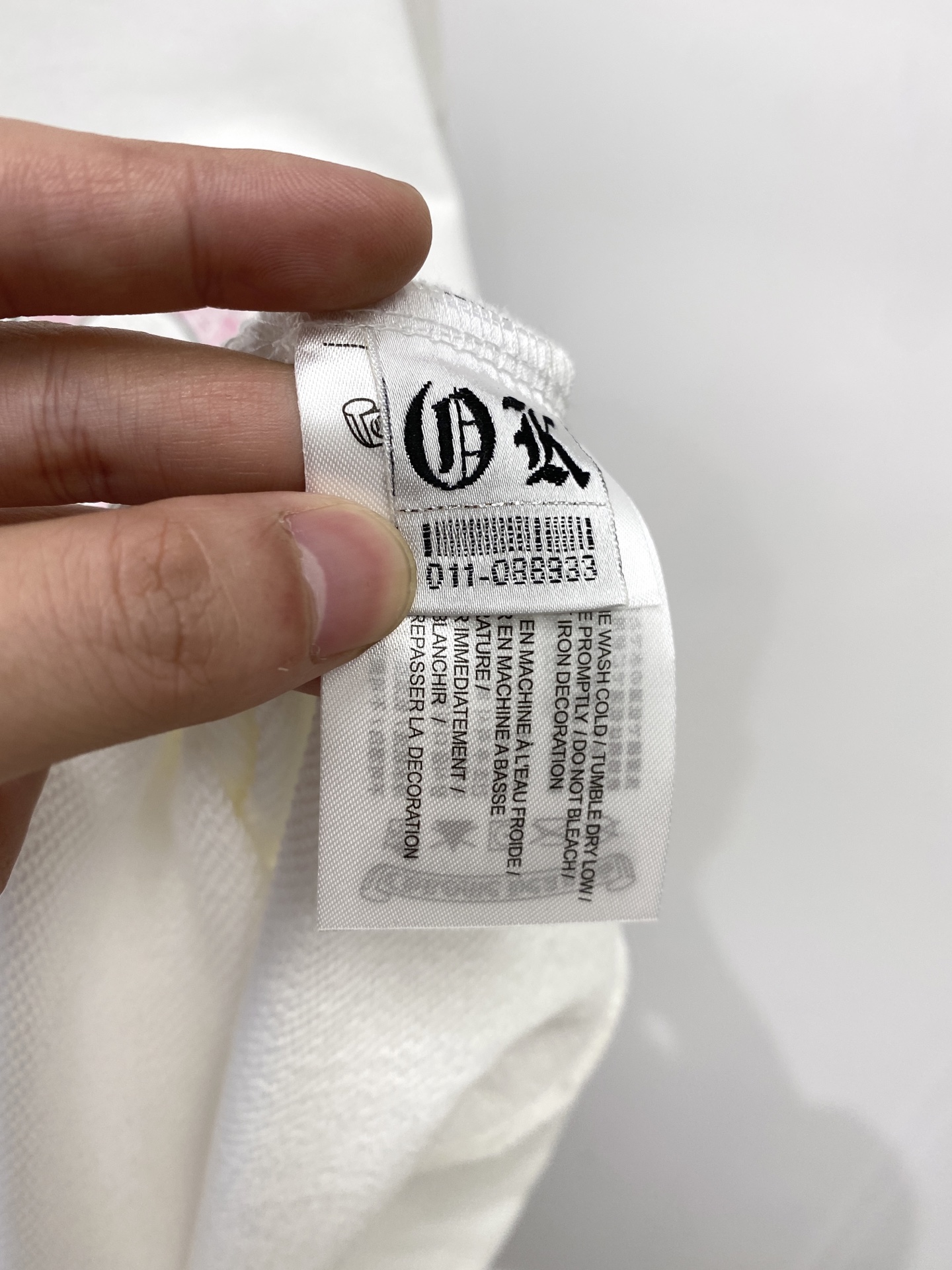 克罗心、2025新品卫衣，帅气时尚，简约百搭款。胸前刺绣五金装饰图案logo，面料棉 不仅挺括，保持潮流